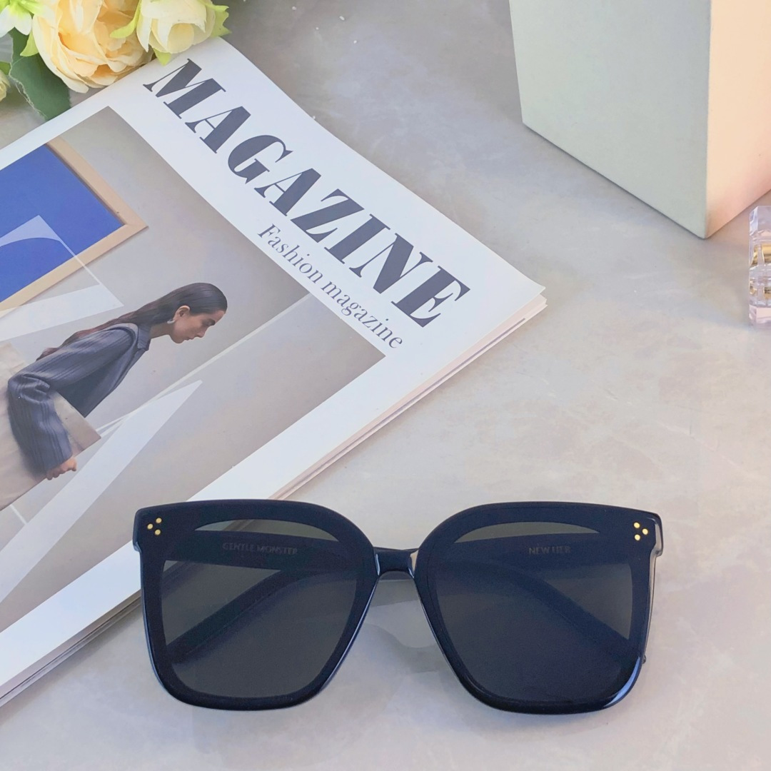 。。新款时尚百搭个性潮流街拍太阳眼镜 ins经典复古米钉方形防晒墨镜