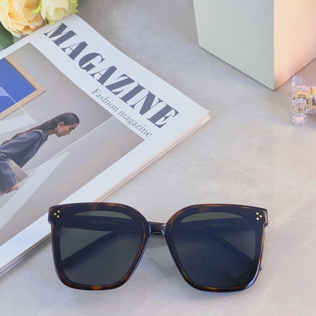 。。新款时尚百搭个性潮流街拍太阳眼镜 ins经典复古米钉方形防晒墨镜