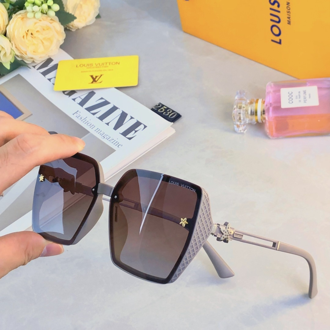 🔥🔥Louis vuitto*欧美时尚金属风方框轻奢太阳镜户外拍照个性复古MM潮墨镜女