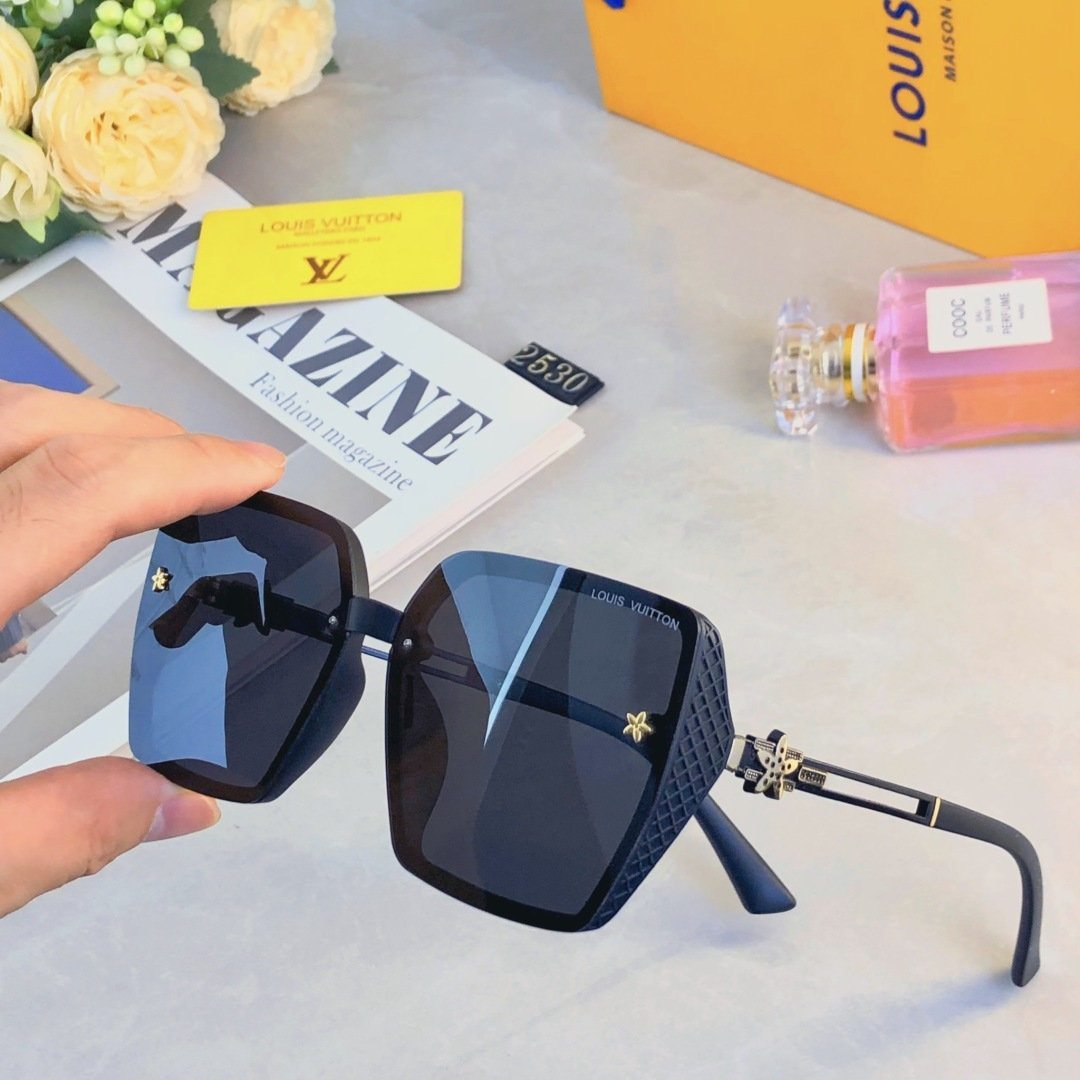 🔥🔥Louis vuitto*欧美时尚金属风方框轻奢太阳镜户外拍照个性复古MM潮墨镜女