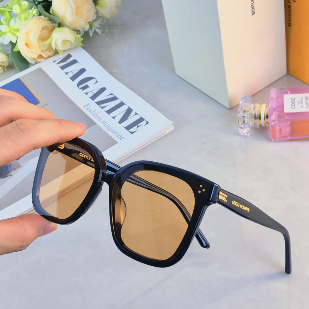 。。新款韩版百搭时尚大框米钉防紫外线太阳镜高级感ins素颜神器墨镜