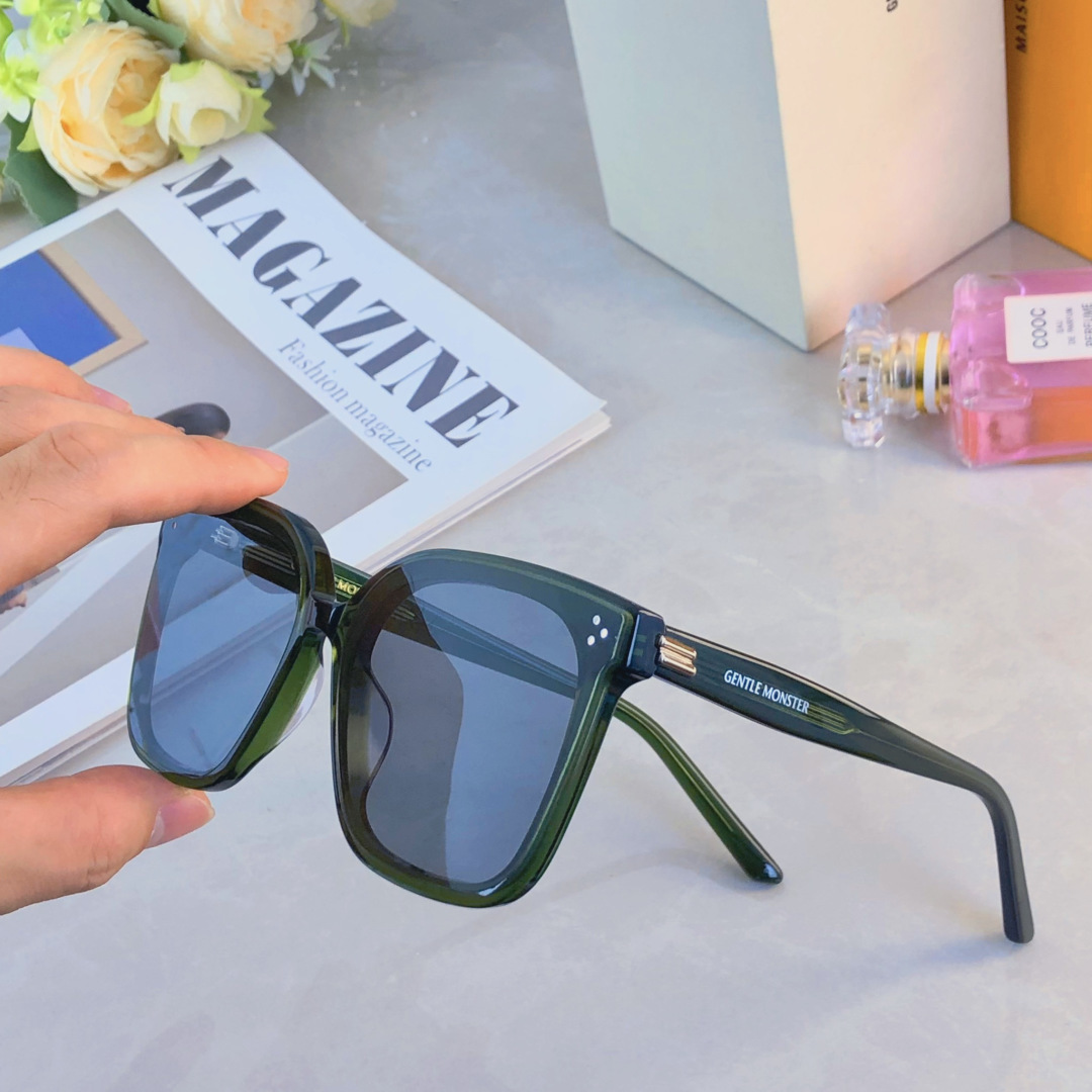 。。新款韩版百搭时尚大框米钉防紫外线太阳镜高级感ins素颜神器墨镜