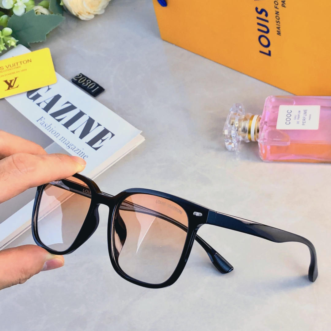 。。Louis vuitto*防晒新款复古小方框太阳镜韩版个性米钉街拍墨镜女潮嘻哈眼镜