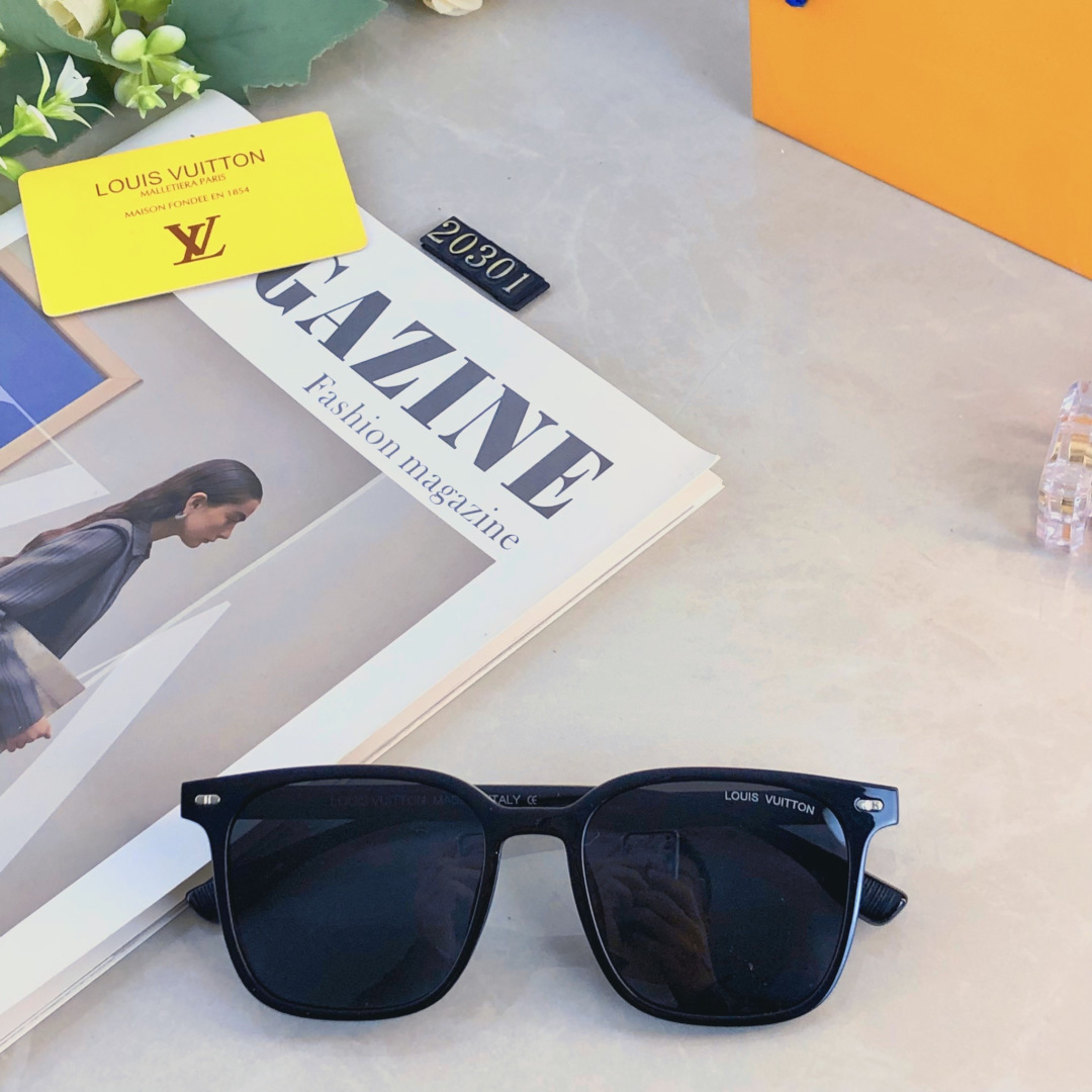 。。Louis vuitto*防晒新款复古小方框太阳镜韩版个性米钉街拍墨镜女潮嘻哈眼镜