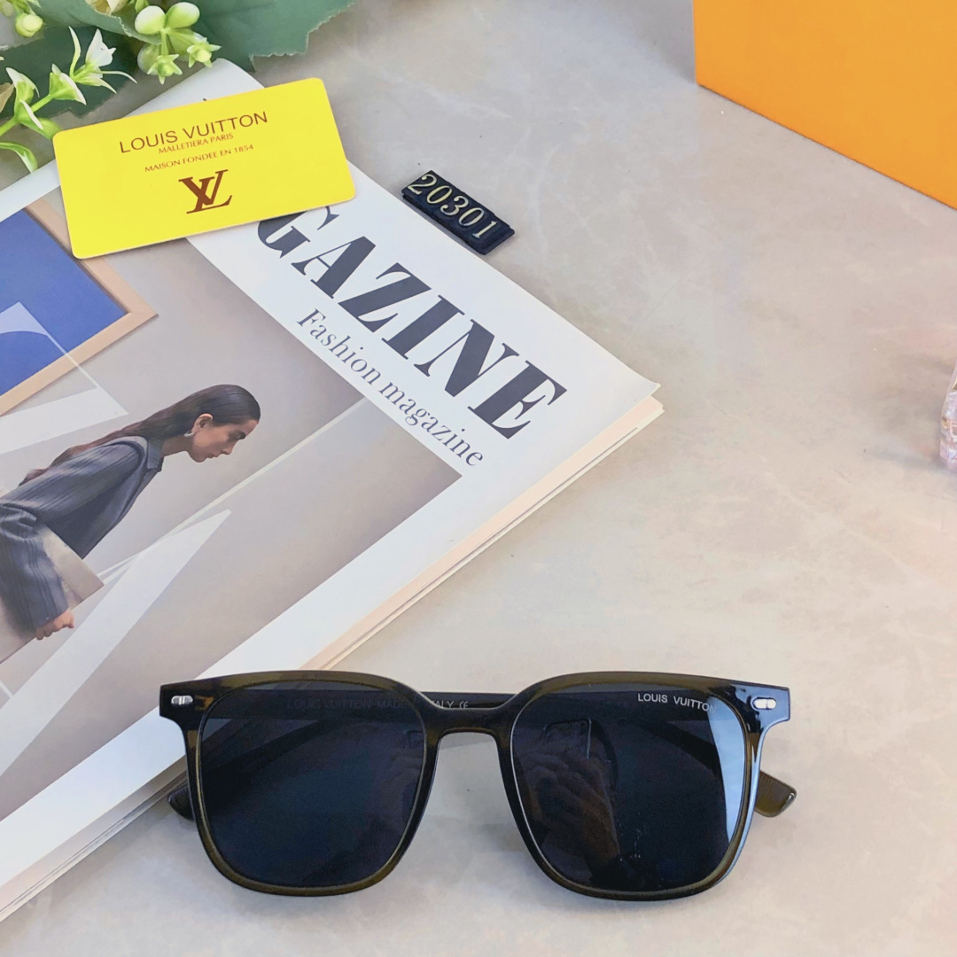 。。Louis vuitto*防晒新款复古小方框太阳镜韩版个性米钉街拍墨镜女潮嘻哈眼镜