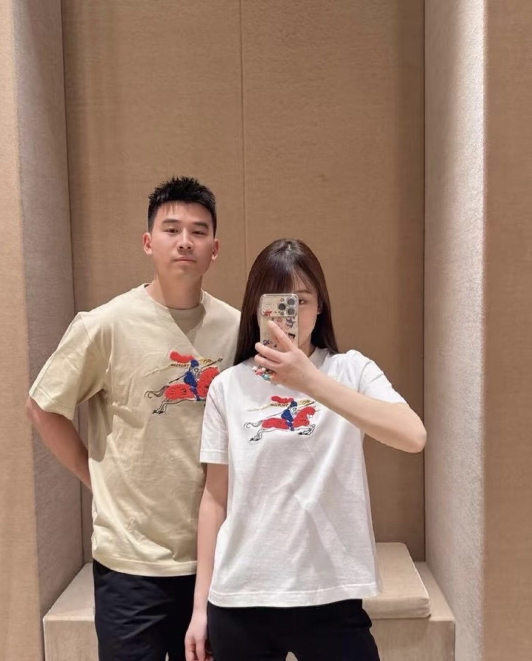 NO:859106,The style is British light luxury, simple and high-end, suitable for daily commuting and casual outings. It can be worn alone with jeans/casual pants, or layered with shirts to create a layered look.,,jeans,shirts,19860909风格英伦轻奢风,简约高级,适合日常通勤、休闲出街. 搭配可单穿搭配牛仔裤/休闲裤,也可叠穿衬衫打造层次感.,,jeans,shirts,,Women's clothing