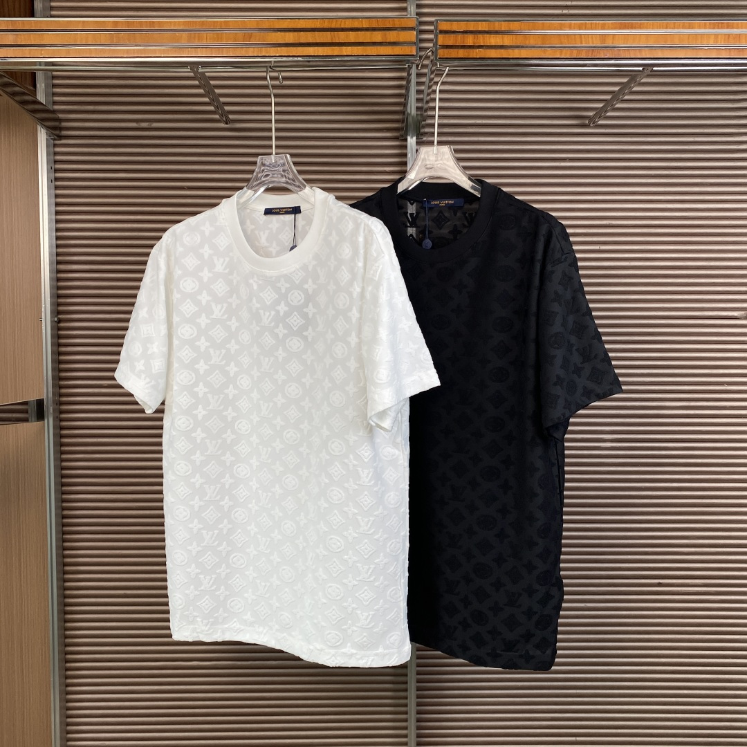 NO:844050,Louis Vuitton's full-print presbyopia jacquard short-sleeved T-shirt belongs to the brand's classic Monogram series. The core design adopts the same color three-dimensional jacquard technology to completely present LV's classic Monogram presbyopia pattern (including LV letters, four-leaf flowers, four-pointed stars and other elements), with a low-key vision but high-quality texture. Material and pattern High-weight pure cotton fabric, soft and solid to the touch, and slightly loose Regular pattern  Fit, regardless of body shape, takes into account comfort and body modification. The style is positioned as a light luxury casual style, the white model is clean and versatile, can be worn alone or layered, suitable for daily commuting, dating and other scenes, and is the brand's iconic 'low-key luxury' representative item. 1. The three-dimensional jacquard process is different from ordinary printing. The jacquard allows the presbyopia pattern to 'grow' on the fabric, with an obvious concave and convex touch, is durable in washing and does not fall off, and has a stronger sense of class. 2.  The neckline details adopt the same cylinder custom-dyed rib collar, which has smooth lines and is not easy to loose and deform after long-term wear, ensuring the stability of the style. 3. The brand logo has an exclusive LV collar label on the inside of the neckline, with three complete labels, completely restoring the details of the store. For daily casual wear, it is refreshing and clean with straight jeans/dungarees + white shoes, suitable for spring and summer travel. For light and sophisticated commuting, wear a simple suit jacket + casual trousers, which is low-key and restrained without losing the sense of sophistication.  Couples can wear the same style but different colors to form a couple style, which is highly recognizable and harmonious.,,louis vuitton,louis vuitton,louis vuitton,jeans,jackets & coats,T-shirt,tees,t-shirt,business suit,19860909Louis Vuitton（路易威登）满印老花提花短袖T恤,属于品牌经典的Monogram系列单品. 核心设计通体采用同色立体提花工艺,将LV经典Monogram老花图案（包含LV字母、四叶花卉、四角星等元素）完整呈现,视觉低调却质感高级. 材质与版型高克重纯棉面料,手感软糯扎实,版型为微宽松的Regular Fit,不挑身材,兼顾舒适与修饰身形. 风格定位属于轻奢休闲款,白色款干净百搭,可单穿或叠穿,适配日常通勤、约会等多种场景,是品牌标志性的“低调奢华”代表单品.  1. 立体提花工艺区别于普通印花,提花让老花图案“生长”在面料上,凹凸触感明显,耐洗不脱落,档次感更强. 2. 领口细节采用同缸定染罗纹领口,走线平整,久穿不易松垮变形,保证版型稳定性. 3. 品牌标识领口内侧带有LV专属领标,三标齐全,完整还原专柜细节. 日常休闲搭配直筒牛仔裤/工装裤+小白鞋,清爽干净,适合春夏出行. 轻熟通勤外搭简约西装外套+休闲西裤,低调内敛又不失精致感. 情侣穿搭同款不同色可组成情侣款,辨识度高且和谐.,,louis vuitton,louis vuitton,louis vuitton,jeans,jackets & coats,T-shirt,tees，t-shirt,business suit,,Women's clothing