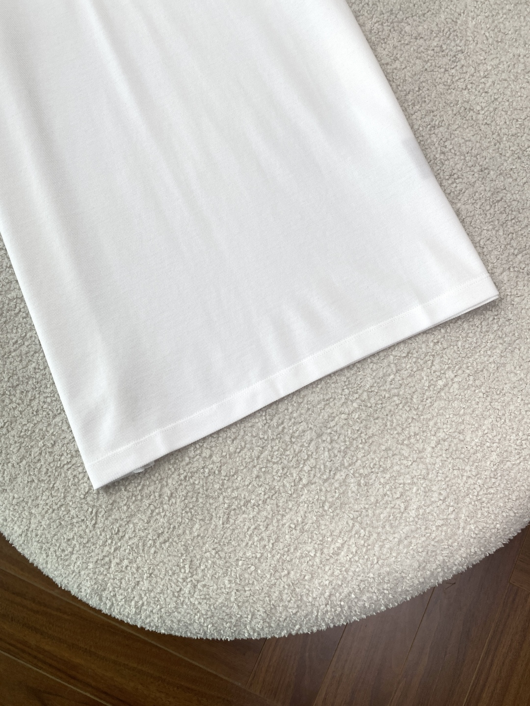 • 面料与工艺：采用棉质珠地布（Cotton Piqué）制作，透气亲肤；罗纹翻领与袖口，搭配珍珠母贝纽