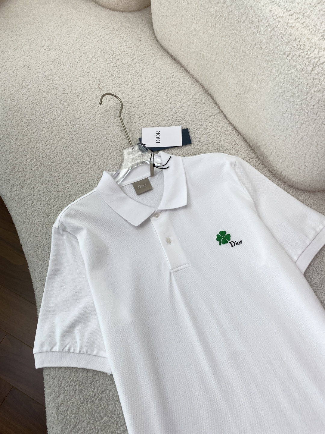 • 面料与工艺：采用棉质珠地布（Cotton Piqué）制作，透气亲肤；罗纹翻领与袖口，搭配珍珠母贝纽
