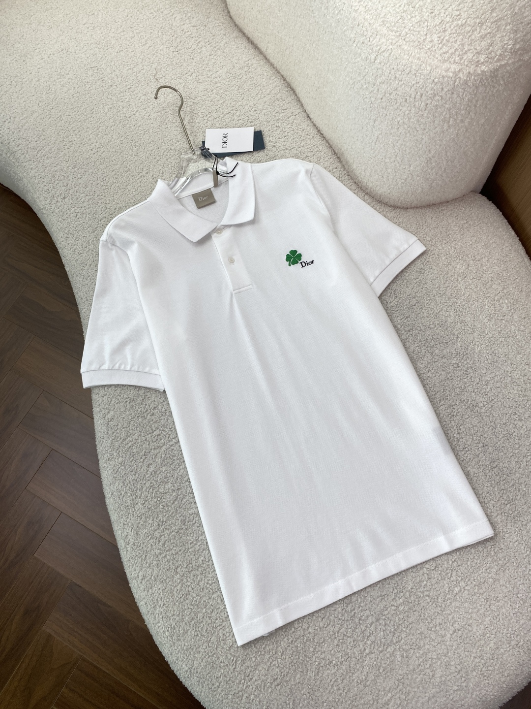 • 面料与工艺：采用棉质珠地布（Cotton Piqué）制作，透气亲肤；罗纹翻领与袖口，搭配珍珠母贝纽
