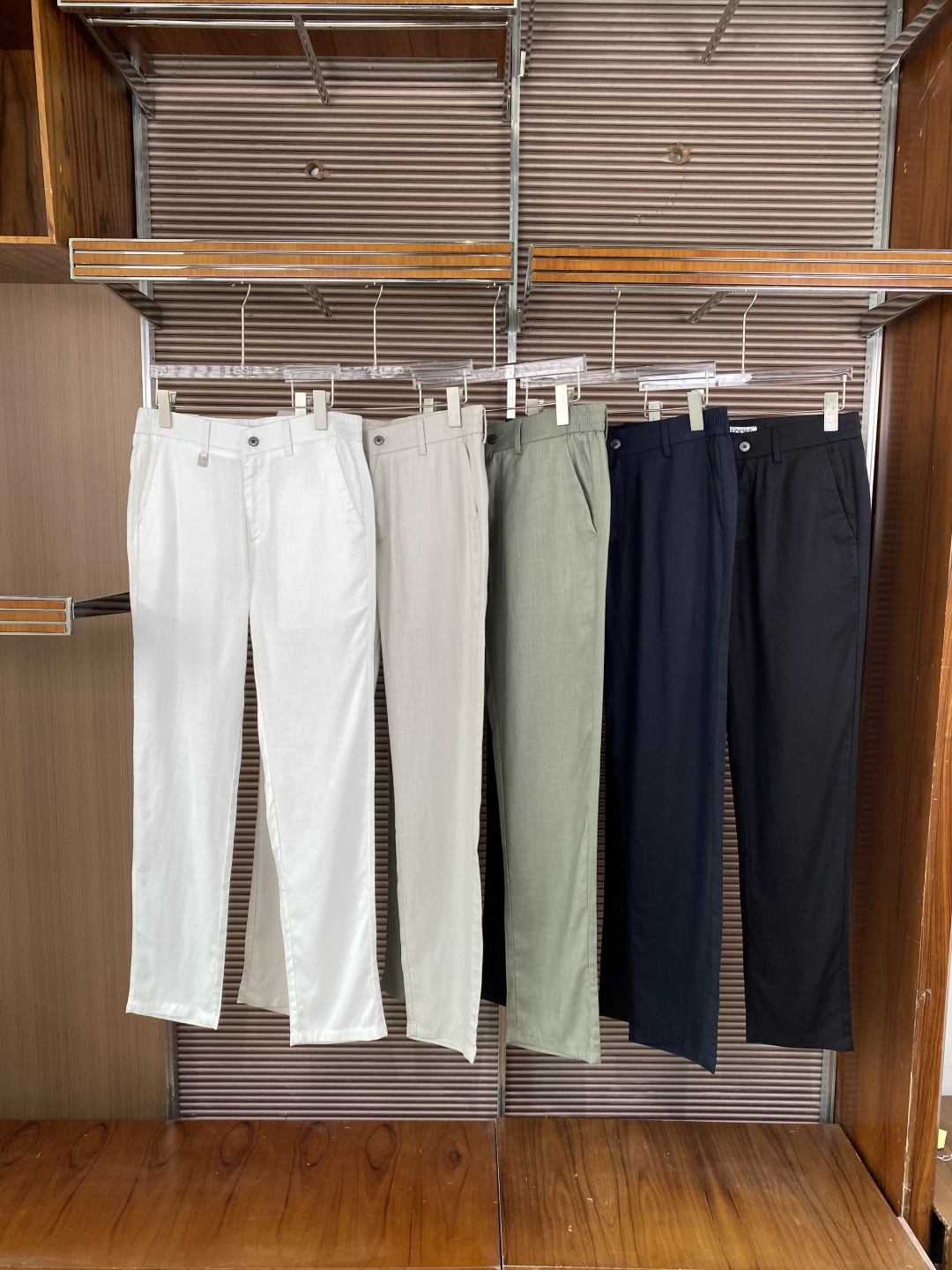 NO:837789,LOEWE casual pants have the brand's iconic green 'LOEWE' woven label at the waistband, and the brand's classic Anagram embossed logo above the right back pocket, which is a highly recognizable design element of the brand. Style and fit Straight-leg version, semi-elastic design at the waist, button closure style at the back pocket, the overall style is simple and neat, with both comfort and luxury. Fabric features 76 VIRGIN  WOOL (virgin wool), also called virgin wool, is unrecycled high-quality wool with a soft feel, good warmth retention, and strong drape. It is the core fabric of high-end ready-to-wear clothing. 24 SILK (silk) gives the fabric a glossy and smooth touch, improves wearing comfort and high-end texture, and makes the fabric more breathable. It is very suitable for spring and summer wear. The craftsmanship details are neatly routed, and the accessories are exquisite, complying with LOEWE's high-end craftsmanship standards of 'Made in Spain.'  For spring and summer casual wear, wear a light-colored linen shirt, a minimalist T-shirt or a knitted vest, and white shoes or loafers to create a refreshing and relaxed vacation feel. For light business occasions, you can wear a same-color or beige linen suit jacket with a white round-neck T-shirt inside, which is suitable for more casual office or business meetings.  The finishing touch of accessories can be paired with LOEWE's classic Anagram belt or straw bag to enhance the brand style and the sophistication of the overall look.,,loewe,loewe,loafers,espadrilles,jackets & coats,shirts,tees,t-shirt,business suit,real silk,19860909LOEWE（罗意威） 休闲裤 品牌标识腰头处有品牌标志性的绿色“LOEWE”织标,右侧后袋上方还有品牌经典的Anagram压纹徽标,是品牌辨识度极高的设计元素. 款式与版型直筒版型,腰部采用半松紧设计,后袋为纽扣闭合样式,整体风格简约利落,兼具舒适感与高级感. 面料特点 76 VIRGIN WOOL（初剪羊毛）也叫处女羊毛,是未经回收的优质羊毛,手感柔软、保暖性佳、垂坠感强,是高端成衣的核心面料. 24 SILK（真丝）赋予面料光泽感与顺滑触感,提升穿着舒适度与高级质感,同时让面料更透气.非常适合春夏季节穿着. 工艺细节走线工整,辅料精致,符合LOEWE“西班牙制造”的高端工艺标准. 春夏休闲搭配浅色系亚麻衬衫、极简T恤或针织背心,脚踩小白鞋或乐福鞋,营造清爽松弛的度假感. 轻商务场合可外搭同色系或米色亚麻西装外套,内搭白色圆领T恤,适合偏休闲的办公或商务会面. 配饰点睛可搭配LOEWE经典的Anagram腰带或草编包,强化品牌风格与整体造型的精致度.,,loewe,loewe,loafers,espadrilles,jackets & coats,shirts,tees，t-shirt,business suit,real silk,,Women's clothing