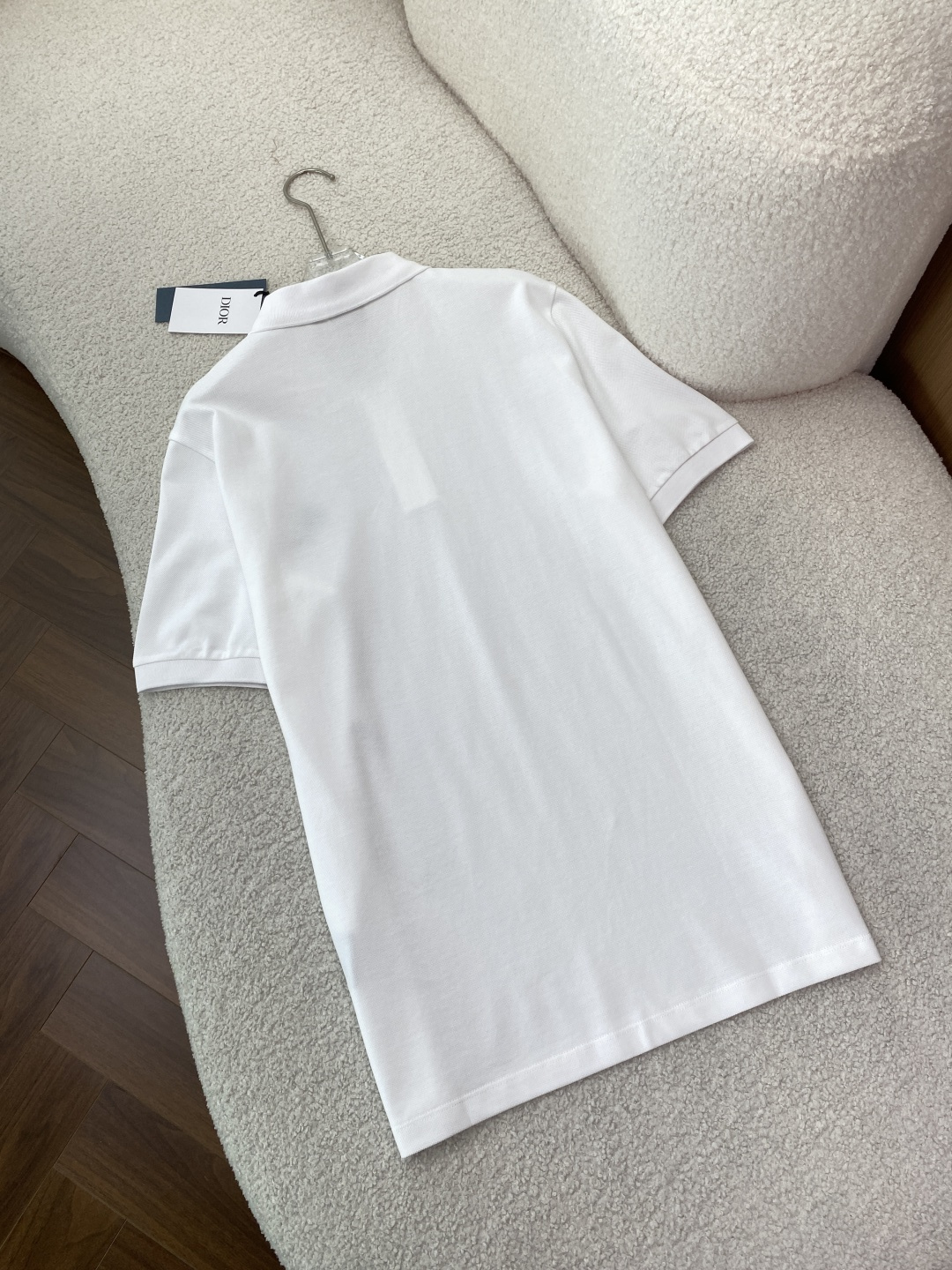 • 面料与工艺：采用棉质珠地布（Cotton Piqué）制作，透气亲肤；罗纹翻领与袖口，搭配珍珠母贝纽