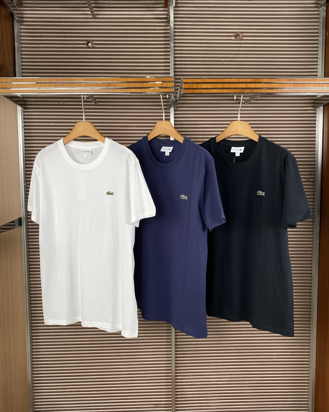 NO:873382,Crocodile Lacoste classic round neck short-sleeved T-shirt Fabric and material The core fabric is cotton. The fabric is light but crisp, with fine and even texture, soft and skin-friendly, and excellent moisture absorption and breathability. It is suitable for spring and summer wear. The advantages of the technology are high count and high density weaving, strong wrinkle resistance, and not easy to deform, pill or yellow after long-term washing. It is more durable than ordinary cotton T-shirts. Pattern and tailoring Pattern classification Regular  Fit (standard fit version), right shoulder design, length and above the hips, not tight nor too loose, suitable for both men and women. Ribbed round neck with double-layer reinforcement technology, sufficient elasticity and fast rebound, not easy to loose and deform after long-term wear. The stitching process is double-needle seaming on the shoulders, cuffs, and hem, with smooth and fine stitching, no excess thread, and parallel straight cuts on the side seams to ensure a stable pattern. Design and logo  Logo details The small crocodile on the left chest is an independent embroidery label, using patented multi-needle dense thread technology, with a strong three-dimensional effect. Choose from three classic colors. White is pure and refreshing, suitable for creating a youthful look or minimalist commuting style. Navy blue is calm and atmospheric, more mature and stable, suitable for the workplace or formal occasions. Black is classic and slim, versatile and stain-resistant, and a timeless color. Matching scene: Pair with casual trousers, loafers, and a suit jacket for daily commuting, creating a light business style.  Pair with straight jeans, white shoes, or layered denim jackets for casual outings, which is casual and neat. Paired with sports shorts and running shoes for sports scenes, it is suitable for fitness, walking and other light sports. It is breathable and not sweaty. When layered, it can be used as an inner layer for knitted cardigans, sweatshirts, and windbreakers, revealing the collar and small logo to increase the sense of layering.,,loafers,hoodie,sweatshirts,shorts,jeans,jackets &  coats, T-shirt, tees, t-shirt, business suit,19860909鳄鱼Lacoste 经典圆领短袖T恤 面料与材质 核心面料棉,面料轻薄但不失挺括感,纹理细密均匀,触感柔软亲肤,吸湿透气性优异,适合春夏穿着. 工艺优势高支高密织造,抗皱性强,久洗不易变形、起球或发黄,比普通纯棉T恤更耐穿. 版型与剪裁 版型分类Regular Fit（标准合身版）,正肩设计,衣长及臀部上方,不紧绷也不过于宽松,男女均可驾驭. 领口细节罗纹圆领,双层加固工艺,弹性充足且回弹快,长期穿着不易松垮变形. 缝线工艺肩部、袖口、下摆均采用双针锁边,走线平整细密,无多余线头,侧缝为平行直裁,保证版型稳定. 设计与标识 Logo细节左胸位置的小鳄鱼为独立刺绣布标,采用专利多针密线工艺,立体感强. 颜色选择三款经典配色 白色纯净清爽,适合打造少年感或极简通勤风. 藏青色沉稳大气,更显成熟稳重,适配职场或正式场合. 黑色经典显瘦,百搭耐脏,永不过时的颜色. 搭配场景 日常通勤搭配休闲西裤、乐福鞋,外搭西装外套,打造轻商务风格. 休闲出行搭配直筒牛仔裤、小白鞋,或叠穿牛仔外套,随性又利落. 运动场景搭配运动短裤、跑鞋,适合健身、散步等轻运动,透气不闷汗. 叠穿内搭可作为针织开衫、卫衣、风衣的内搭,露出领口和小Logo,增加层次感.,,loafers,hoodie,sweatshirts,shorts,jeans,jackets & coats,T-shirt,tees，t-shirt,business suit,,Women's clothing