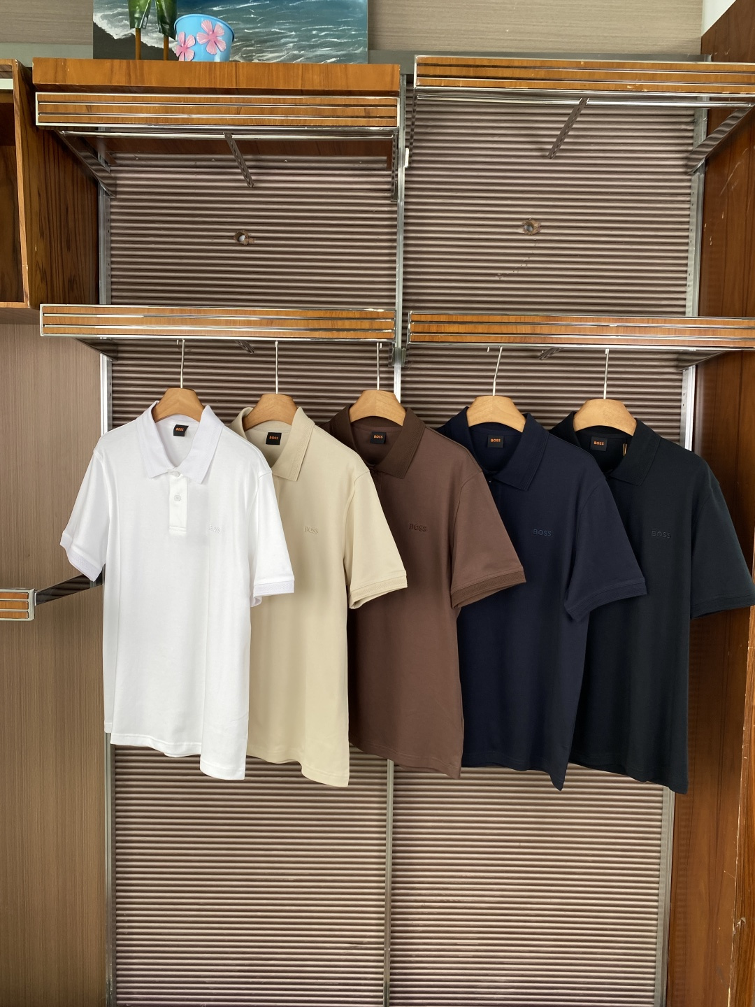 NO:827881,HUGO BOSS Solid Color Lapel Polo Shirt Core design and material Regular fit, not tight nor too loose, suitable for most body shapes Classic lapel design with fine textured decoration on the collar and cuffs to enhance the sense of sophistication The 'BOSS' logo is embroidered in the same color on the left chest, low-key and unobtrusive Material: mesh cotton, breathable and skin-friendly, not easy to stick to the body when worn in summer  The 2-button placket design makes it easy to put on and take off and adjust the elasticity of the collar. Color selection: White is refreshing and clean, suitable for commuting, dating and other scenarios. Beige is gentle and versatile, showing more texture and affinity. Brown is retro and calm, suitable for autumn and winter layering or mature style. Navy blue has a strong sense of business and can be used in formal occasions. Black is classic and stain-resistant, and is a basic style that never goes wrong. Applicable scenarios and matching scenarios: daily commuting, business meetings, leisure travel, light social occasions  It can be paired with trousers/casual pants to create a business feel, or it can be paired with jeans/shorts to create a casual atmosphere, suitable for a variety of styles, shorts, jeans,19860909HUGO BOSS 纯色翻领Polo衫 核心设计与材质 版型常规合身版型,不紧绷也不过于宽松,适配多数身形 领型经典翻领设计,领口与袖口带有细密织纹装饰,提升精致感 标识左胸位置有同色刺绣「BOSS」Logo,低调不张扬 材质网眼棉,透气亲肤,夏季穿着不易粘身 门襟2颗纽扣设计,方便穿脱与调节领口松紧 颜色选择 白色清爽干净,适合通勤、约会等多种场景 米杏色温柔百搭,更显质感与亲和力 咖啡色复古沉稳,适合秋冬叠穿或成熟风格穿搭 藏青色商务感强,正式场合也能驾驭 黑色经典耐脏,是永不出错的基础款 适用场景与搭配 场景日常通勤、商务会面、休闲出行、轻社交场合 搭配可搭配西裤/休闲裤打造商务感,也可搭配牛仔裤/短裤营造休闲氛围,适配多种风格,,shorts,jeans,,Women's clothing