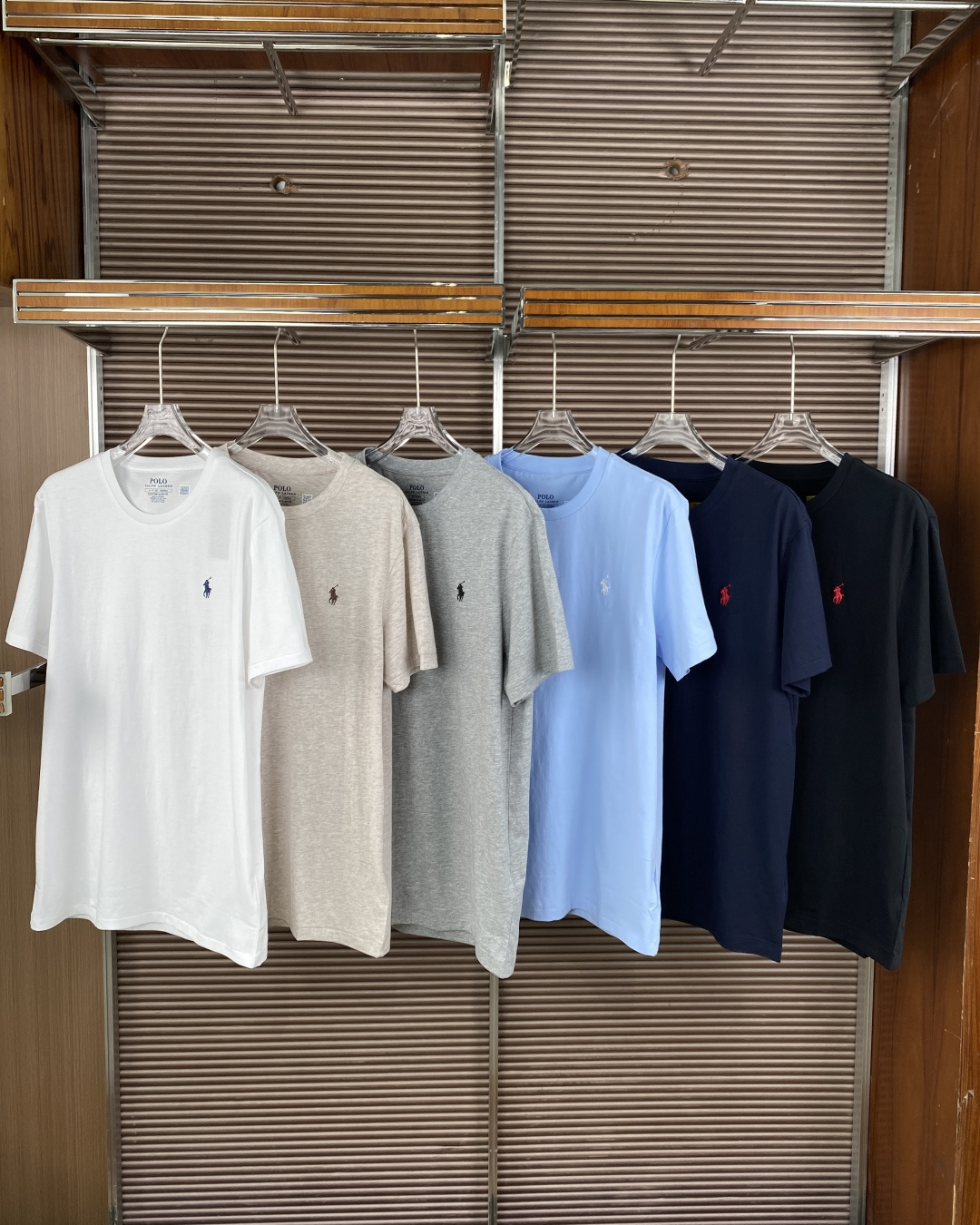 NO:830354,Ralph Lauren's classic round neck short-sleeved T-shirt is a basic luxury T-shirt with solid fabrics, classic silhouette, exquisite workmanship, versatile and durable, and is a must-have 'universal item' for the wardrobe. The Custom Slim Fit version combines comfort and clean lines, and can be worn by both men and women. The material is cotton, made of high-quality pure cotton fabric, soft and breathable, suitable for daily commuting or casual wear.  The brand's iconic pony knight embroidery logo is embroidered on the left chest of the logo. Different color matching T-shirts are matched with different color logos. The color matching is white, light blue, black, hemp gray, oatmeal gray, navy blue and other classic basic colors. There are rich choices and easy to match. The fabric is combed cotton (21-26 counts, weight approximately 220-260g). It is thick and crisp, not easy to deform, breathable and sweat-absorbent, and not easy to pill after washing.  It feels soft and delicate, with a slightly brushed feel, and the upper body is not close-fitting or stuffy. The collar is double-layered with thread + hemming reinforcement. It will not loosen, deform, or curl after long-term wear. There is no excess raw edge in the collar, which is comfortable and does not scratch the neck. The pony knight logo is embroidered on the left chest. The color matching is white T with dark blue, black T with red, light blue/navy blue with white, and hemp gray with black. The craftsmanship is fine, the edges are neat, there are no jumpers, and the logo is three-dimensional and vivid. Made  The shoulder line/cuffs/hemm are reinforced with double threads, neatly routed. The side seams are straight and straight, without slits. The main mark inside the label collar + the wash mark. 3. Style (the most important) Classic Fit (classic loose) Loose and comfortable, not tight, covering the flesh and making you look slimmer. Suitable for daily, sports, layering, more American casual. Custom Slim Fit (customized slim fit) Slim fit, not tight, outlines the lines, more neat. Suitable for commuting, single wear, more urban elite feel,,tom  ford,loro piana,T-shirt,tees,t-shirt,19860909Ralph Lauren 经典圆领短袖T恤 面料扎实、版型经典、做工精湛、百搭耐用的轻奢基础T恤,是衣橱必备的“万能单品”. 版型Custom Slim Fit（定制修身版型）,兼顾舒适与利落线条,男女均可穿着. 材质棉,采用优质纯棉面料,触感柔软透气,适合日常通勤或休闲穿搭. 标识左胸处绣有品牌标志性的小马骑士刺绣Logo,不同配色T恤搭配不同颜色的Logo. 配色白色、浅蓝、黑色、麻灰、燕麦灰、藏青色等经典基础色,选择丰富,易于搭配. 面料精梳棉（21–26支,克重约220–260g） 特点厚实挺括、不易变形、透气吸汗、洗后不易起球 触感柔软细腻,有轻微磨毛感,上身不贴身、不闷汗 领口双层螺纹+包边加固 久穿不易松垮、不变形、不卷边 领内无多余毛边,舒适不磨脖子 刺绣左胸小马骑士Logo 配色白T配深蓝、黑T配红、浅蓝/藏蓝配白、麻灰配黑 工艺针脚细密、边缘整齐、无跳线、Logo立体有神 做 肩线/袖口/下摆双线加固,走线工整 侧缝常规直筒,无开叉 标签领内主标+洗水标 三、版型（最关键） Classic Fit（经典宽松） 宽松舒适、不紧绷、遮肉显瘦 适合日常、运动、叠穿,偏美式休闲 Custom Slim Fit（定制修身） 修身不紧身、勾勒线条、更显利落 适合通勤、单穿、偏都市精英感,,tom ford,loro piana,T-shirt,tees，t-shirt,,Women's clothing