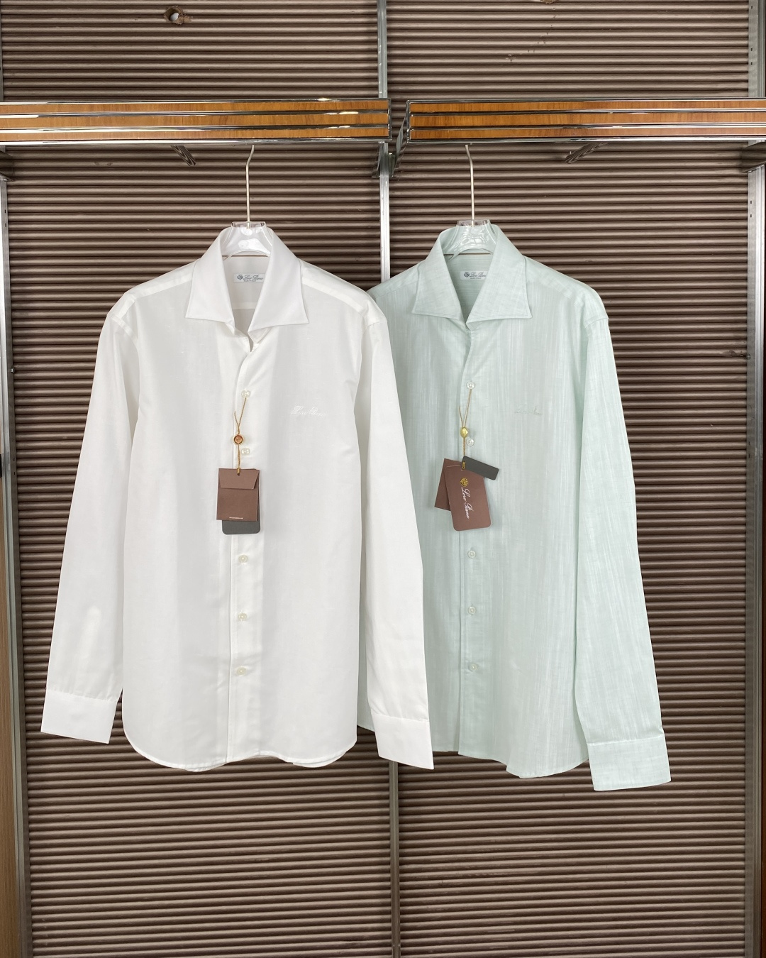 NO:845520,Loro Piana's men's white long-sleeved shirt has the Loro Piana Logo embroidered in the same color on the left chest. The brand name is printed on the inside of the collar and the hangtag. The hangtag is the brand's iconic dark brown design. The style and collar are designed with a Windsor collar (one-line collar), and the cut is slim and neat, suitable for matching with suits or casual pants, suitable for business and daily scenes. The material and craftsmanship are made of high-quality cotton fabric, combined with Loro  Piana's high-count craftsmanship is soft and skin-friendly, breathable and sweat-absorbent, and has good drape. It is suitable for business occasions and daily leisure. The buttons are made of mother-of-pearl and have exquisite details. The style positioning focuses on the low-key and luxurious 'Old Money' style, without exaggerated decoration, and reflects the high-end sense with fabric texture and tailoring technology. In business scenes, match with dark suits and silk ties to create an elegant and capable workplace image. In casual scenes, unbutton the collar and pair it with khakis or white jeans to create a casual and advanced daily feel.  It can be layered with a turtleneck sweater inside and a coat or jacket outside, suitable for autumn and winter.,,loro piana,jeans,jackets & coats,shirts,business suit,real silk,ties,19860909Loro Piana（诺悠翩雅） 的男士白色长袖衬衫 品牌标识左胸位置有同色刺绣的 Loro Piana Logo,领口内侧和吊牌均印有品牌名称,吊牌为品牌标志性深棕色设计. 版型与领型采用温莎领（一字领）设计,剪裁修身利落,适合搭配西装或休闲裤,适配商务与日常场景. 材质与工艺采用优质棉面料,结合Loro Piana的高支工艺,具备柔软亲肤、透气吸汗、垂坠感佳的特点,适合商务场合与日常休闲.纽扣为珍珠母贝材质,细节精致. 风格定位主打低调奢华的“Old Money”风格,无夸张装饰,以面料质感和剪裁工艺体现高级感. 商务场景搭配深色西装、真丝领带,打造优雅干练的职场形象. 休闲场景解开领口纽扣,搭配卡其裤或白色牛仔裤,营造随性高级的日常感. 叠穿搭配可内搭高领针织衫,外搭大衣或夹克,适配秋冬季节.,,loro piana,jeans,jackets & coats,shirts,business suit,real silk,ties,,Women's clothing