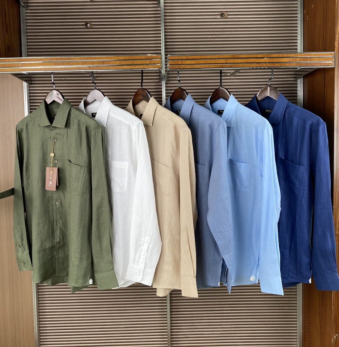 NO:909267,(100% linen) Loro Piana Windsor Collar Linen Shirt Core Material and Technology Fabric: Linen (LINEN), breathable and moisture-absorbent, with good drape, natural texture and slight wrinkles, making it the preferred material for high-end shirts in spring and summer. Collar style Windsor Collar (Spread Collar), with wide collar angles, is suitable for matching with a tie to create a business feel, or can be worn alone for a casual and relaxed feel.  Details: Single breast pocket design on the left, mother-of-pearl buttons, hand-stitched in Italy, precise stitching, and a crisp silhouette. The navy blue style is calm and atmospheric, suitable for business commuting and formal occasions. It can be paired with trousers and leather shoes to show elegance and stability. The military green has a strong retro and casual feel, suitable for daily travel and vacation scenes. It is more relaxed and casual when paired with khaki pants or jeans.  Haze blue (grey blue) is low-key and high-end, with a cold-toned texture, suitable for light business and urban leisure scenes, and is more mature and restrained than sky blue. White is a classic and versatile style that can be used in all scenes, clean and neat, and will never go out of style. It is a basic wardrobe essential. Khaki (beige) has a gentle and warm tone, with a spring and summer atmosphere, suitable for daily commuting and light vacations. It looks more refreshing and noble when paired with white bottoms.  Sky blue (light blue) is bright, fresh and full of vitality. It is suitable for vacation and casual dating scenes. Pair it with shorts or loafers to create the ultimate sense of relaxation. Wearing and care recommendations: For business style, pair with dark trousers and Derby shoes. Windsor collar can be paired with a Windsor knot tie, which is elegant and stable. For casual style, wear it alone with rolled up cuffs and pair with linen straight pants/white jeans, casual and comfortable. Wear it open in resort style with beach pants/linen shorts and espadrilles for a full atmosphere.  Care Instructions: Wash at 30°C, machine wash/hand wash on gentle cycle, wash separately, wash inside out. Do not bleach or tumble dry to avoid shrinkage and deformation of linen. Ironing can be done with a low temperature cloth, dry cleaning is more recommended, which can preserve the texture and shape of the fabric to the greatest extent.,,loro piana,loafers,espadrilles,shorts,jeans,shirts,ties,19860909（百分百亚麻） Loro Piana 温莎领亚麻衬衫  核心材质与工艺 面料 亚麻（LINEN）,透气吸湿、垂坠感佳,自带天然纹理与轻微褶皱感,是春夏高端衬衫的首选材质. 领型温莎领（Spread Collar）,领角开阔,既适合搭配领带打造商务感,也可单穿呈现休闲松弛感. 细节左侧单胸袋设计,珍珠母贝纽扣,意大利手工缝制,走线精密,版型挺括. 藏蓝色风格沉稳大气,适配商务通勤、正式场合,可搭配西裤与皮鞋,尽显儒雅稳重. 军绿色复古休闲感强烈,适合日常出行、度假场景,搭配卡其裤或牛仔裤更显松弛随性. 雾霾蓝（灰蓝）低调高级,偏冷调质感,适配轻商务、都市休闲场景,比天蓝色更显成熟内敛. 白色经典百搭款,全场景通用,干净利落,永不过时,是衣橱基础必备款. 卡其色（浅驼色）温柔暖调,自带春夏氛围感,适合日常通勤、轻度假,搭配白色下装更显清爽显贵. 天蓝色（浅蓝）明亮清新,充满活力感,适配度假、休闲约会场景,搭配短裤或乐福鞋可营造极致松弛感. 穿搭与洗护建议 商务风搭配深色西裤+德比鞋,温莎领可搭配温莎结领带,儒雅稳重. 休闲风单穿卷起袖口,搭配亚麻直筒裤/白色牛仔裤,随性舒适. 度假风敞开穿搭配沙滩裤/亚麻短裤,搭配草编鞋,氛围感十足. 洗护须知 洗涤30℃ 轻柔机洗/手洗,单独洗涤、反面清洗. 禁忌不可漂白、不可滚筒烘干,避免亚麻缩水变形. 熨烫可低温垫布熨烫,更推荐干洗,能最大程度保留面料质感与版型.,,loro piana,loafers,espadrilles,shorts,jeans,shirts,ties,,Women's clothing