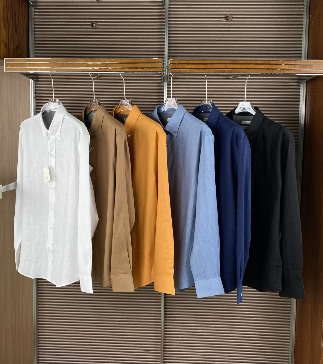 NO:909270,o Brunello Cucinelli's classic men's linen shirt 1. Brand and positioning Brunello Cucinelli is known as the 'King of Cashmere' and is famous for its top-grade natural fabrics and handcrafts. Its low-key and restrained style is the representative of top luxury men's clothing. This series of shirts belongs to the brand's casual formal wear line, taking into account comfort and texture, and is suitable for business commuting, vacation and other scenarios. 2. Materials and technology Fabrics Linen (LINEN), breathable and moisture-absorbent, has good drape, has natural texture and slight wrinkles, and is the first choice for high-end shirts in spring and summer. Details Button-down Collar design, classic and neat, avoids neckline deformation. Back pleat technology improves comfort during movement. Mother-of-pearl buttons, with a warm luster, are an iconic detail of the brand's high-end craftsmanship. Hand-stitched, precise line routing, and crisp silhouette. 3. Version and color The version offers two options: Leisure Fit (casual fit) and Easy Fit (loose and comfortable), suitable for different body shapes and wearing habits. The colors are white, orange, navy blue, black, light blue, brown and other colors to choose from, both basic and versatile styles, as well as bright and eye-catching styles. 4. Washing and care instructions: Wash at 30℃ gentle machine/hand wash, wash separately, wash on the inside out. Do not bleach, do not tumble dry, to avoid shrinkage and deformation of linen. Ironing can be done at low temperature. It is recommended to iron with a cloth to protect the luster of the fabric. Dry cleaning is also recommended to preserve the texture of the fabric to the greatest extent. Pairing ideas: Wear it with khaki linen pants/white casual pants for daily casual wear, which is refreshing and elegant. Wear it with a light gray knitted vest/blazer for business occasions, which is elegant and stable. Wear it open with beach pants in vacation style for a relaxed feeling.,, brunello cucinelli,jackets & coats,shirts,business suit,19860909o Brunello Cucinelli 的经典男士亚麻衬衫 1. 品牌与定位 Brunello Cucinelli 被誉为“羊绒之王”,以顶级天然面料和手工工艺著称,风格低调内敛,是顶奢男装的代表. 该系列衬衫属于品牌休闲正装线,兼顾舒适与质感,适配商务通勤、度假等多场景. 2. 材质与工艺 面料 亚麻（LINEN）,透气吸湿、垂坠感佳,自带天然纹理与轻微褶皱感,是春夏高端衬衫的首选. 细节 纽扣领（Button-down Collar）设计,经典利落,避免领口变形. 后背褶裥工艺,提升活动舒适度. 珍珠母贝纽扣,光泽温润,是品牌高端工艺的标志性细节. 手工缝制,走线精密,版型挺括. 3. 版型与颜色 版型提供 Leisure Fit（休闲合身） 和 Easy Fit（宽松舒适） 两种选择,适配不同身材与穿着习惯. 配色白色、橙色、藏蓝、黑色、浅蓝、棕色等多色可选择,既有基础百搭款,也有亮色吸睛款. 4. 洗护说明 洗涤30℃ 轻柔机洗/手洗,单独洗涤、反面清洗. 禁忌不可漂白、不可滚筒烘干,避免亚麻缩水变形. 熨烫可低温熨烫,建议垫布熨烫以保护面料光泽；更推荐干洗,能最大程度保留面料质感.  搭配思路 日常休闲单穿搭配卡其色亚麻裤/白色休闲裤,清爽显贵. 商务场合内搭于浅灰色针织马甲/西装外套,儒雅稳重. 度假风敞开穿搭配沙滩裤,松弛感拉满.,,brunello cucinelli,jackets & coats,shirts,business suit,,Women's clothing