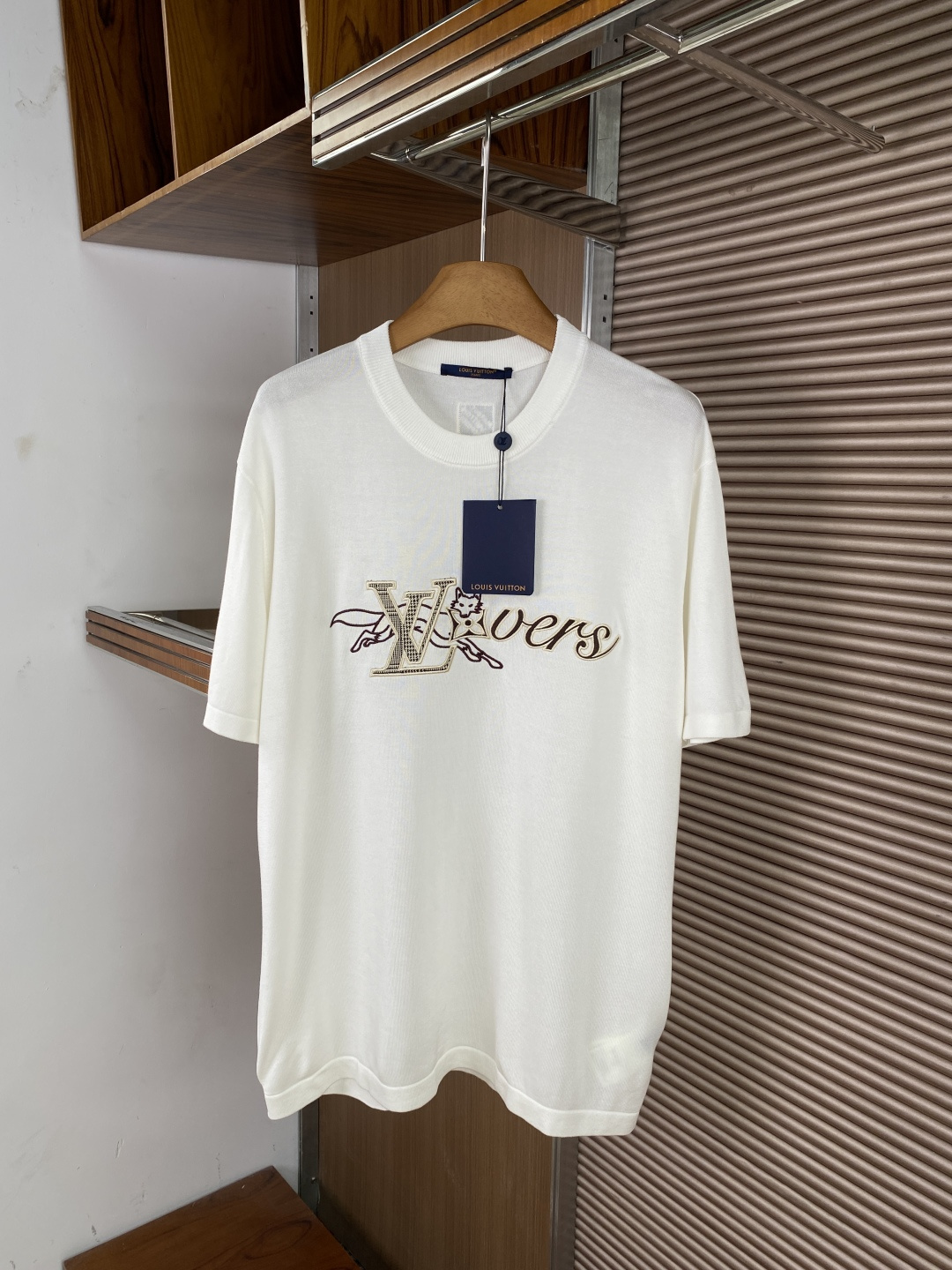 NO:827760,LV/Louis Vuitton T-shirt British style embellished with Lovers flower fox pattern cotton and silk style 2026 new style!  This LV short-sleeve is a must-buy this year!  The little fox and logo embroidery design on the chest is embroidered with sheep wool embroidery thread, and uses LV's iconic tan embroidered little fox and letter patterns. It looks low-key and restrained from a distance, but it shows its luxurious nature when viewed up close.  Different from ordinary T-shirts that are soft and shapeless, this short-sleeved shirt is specially made of cotton and silk blended fabrics, 70% wool and 30% mulberry silk blended knitted fabric, which not only maintains the comfort of cotton, but also incorporates the drape of silk. With the brand's unique micro-profile tailoring, it can modify the figure without looking bloated, making the whole dress look extra stylish. It goes well with jeans, casual pants or trousers. This is the most recognizable masterpiece of the brand!  ,,louis vuitton,louis vuitton,versace,jeans,T-shirt,tees,t-shirt,real silk,19860909LV/路易威登T恤英国风缀Lovers花狐狸图棉丝款2026年新款！ 这款LV短袖是今年必入手的一款短袖！ 胸前小狐狸及logo刺绣设计,采用绵羊毛绣线刺绣,运用LV标志性的棕褐色刺绣小狐狸及字母图案,远看低调内敛,近看却处处彰显奢华本质. 不同于普通T恤的软塌无形,这款短袖特别选用了棉丝混纺面料,70羊毛30桑蚕丝混纺针织面料,既保持了棉质的舒适度,又融入了真丝的垂坠感,配合品牌独特的微廓形剪裁,既能修饰身材又不会显得臃肿,让整件衣服看起来格外有型. 搭配牛仔裤或休闲裤或西裤都很有品.这款堪称品牌最具辨识度的代表作！,,louis vuitton,louis vuitton,versace,jeans,T-shirt,tees，t-shirt,real silk,,Women's clothing