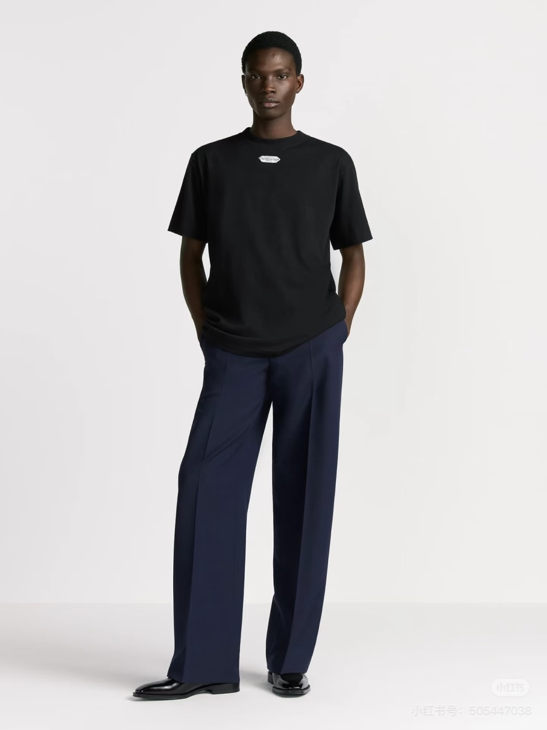 NO:834369,The ribbed round neck design has moderate elasticity, fits the neck and is not easy to deform; the short sleeves are neatly cut, and the dropped shoulder design weakens the shoulder line and makes it more casual. The straight hem and no slits on the sides maintain the overall minimalist feel and are suitable for layering or wearing alone.,,T-shirt,19860909罗纹圆领设计,弹力适中,贴合颈部且不易变形；短袖剪裁利落,落肩设计弱化肩部线条,更显随性.  平直下摆,侧边无开衩,保持整体极简感,适配叠穿或单穿.,,T-shirt,,Women's clothing