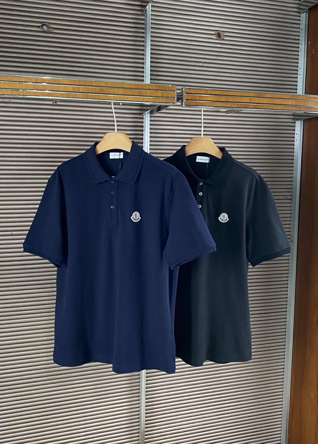 NO:832041,Moncler men's classic short-sleeved Polo shirt has a well-fitting silhouette, not tight nor too loose, that can modify the body shape and is suitable for most body types. The collar has a classic lapel design, reinforced with rib knitting and is not easily deformed. Some versions have blue, white and red anti-wear strips on the inside. There are three natural mother-of-pearl buttons on the placket, which have a warm texture and enhance the sense of sophistication.  On the left chest of the logo is Moncler's iconic circular embroidered badge. It uses high-density embroidery technology and is three-dimensional and full, which is the core symbol of the brand's identity. The sleeves are standard short sleeves, and the cuffs are ribbed, which is neat and stylish. 2. Fabrics and technology The main fabric is high-count combed pique cotton (Piqué Cotton), with a uniform honeycomb texture on the surface. Its breathability and sweat absorption are much better than ordinary plain cotton, making it refreshing and not stuffy to wear in summer.  Features: After pre-shrinking and anti-pilling treatment, it is not easy to deform or pill after repeated washing, and maintains a crisp fit. The craftsmanship is neat, the seams are fine, and the collar, cuffs and other easy-to-wear parts are double-layer reinforced, making it highly durable. 3. Scenarios and Outfits Applicable scenarios: Pair with trousers/casual trousers + loafers for business commuting to create a smart and elite image. Pair with jeans/khakis + white shoes for daily casual wear, which is relaxed and casual.  For light sports, match sports shorts + running shoes, suitable for golf, tennis and other light sports scenes. For layering in spring and autumn, you can wear a suit jacket, knitted cardigan or windbreaker to enhance the sense of layering.,,Moncler,Moncler,loafers,shorts,jeans,jackets & coats,T-shirt,business suit,19860909Moncler（盟可睐/蒙口） 男士经典款短袖Polo衫 版型合身剪裁,不紧绷也不过于宽松,能修饰身形,适合大多数身材. 领型经典翻领设计,罗纹针织加固,不易变形,部分版本内侧带有蓝白红三色防磨条. 门襟三粒天然珍珠母贝纽扣,质感温润,提升精致感. 标识左胸位置是Moncler标志性圆形刺绣徽章,采用高密度刺绣工艺,立体饱满,是品牌身份的核心象征. 袖型标准短袖,袖口做罗纹收边,利落有型. 二、面料与工艺 主面料 高支精梳珠地棉（Piqué Cotton）,表面呈均匀蜂巢状纹理,透气性、吸汗性远优于普通平纹棉,夏季穿着清爽不闷. 特性经过预缩和抗起球处理,多次洗涤后不易变形、起球,保持挺括版型. 工艺车线工整,锁边细腻,领口、袖口等易磨损部位做了双层加固处理,耐用性强. 三、场景与穿搭 适用场景 商务通勤搭配西裤/休闲西裤+乐福鞋,打造干练精英形象. 日常休闲搭配牛仔裤/卡其裤+小白鞋,轻松随性. 轻运动搭配运动短裤+跑鞋,适合高尔夫、网球等轻运动场景. 叠穿春秋季可外搭西装外套、针织开衫或风衣,提升层次感.,,Moncler,Moncler,loafers,shorts,jeans,jackets & coats,T-shirt,business suit,,Women's clothing