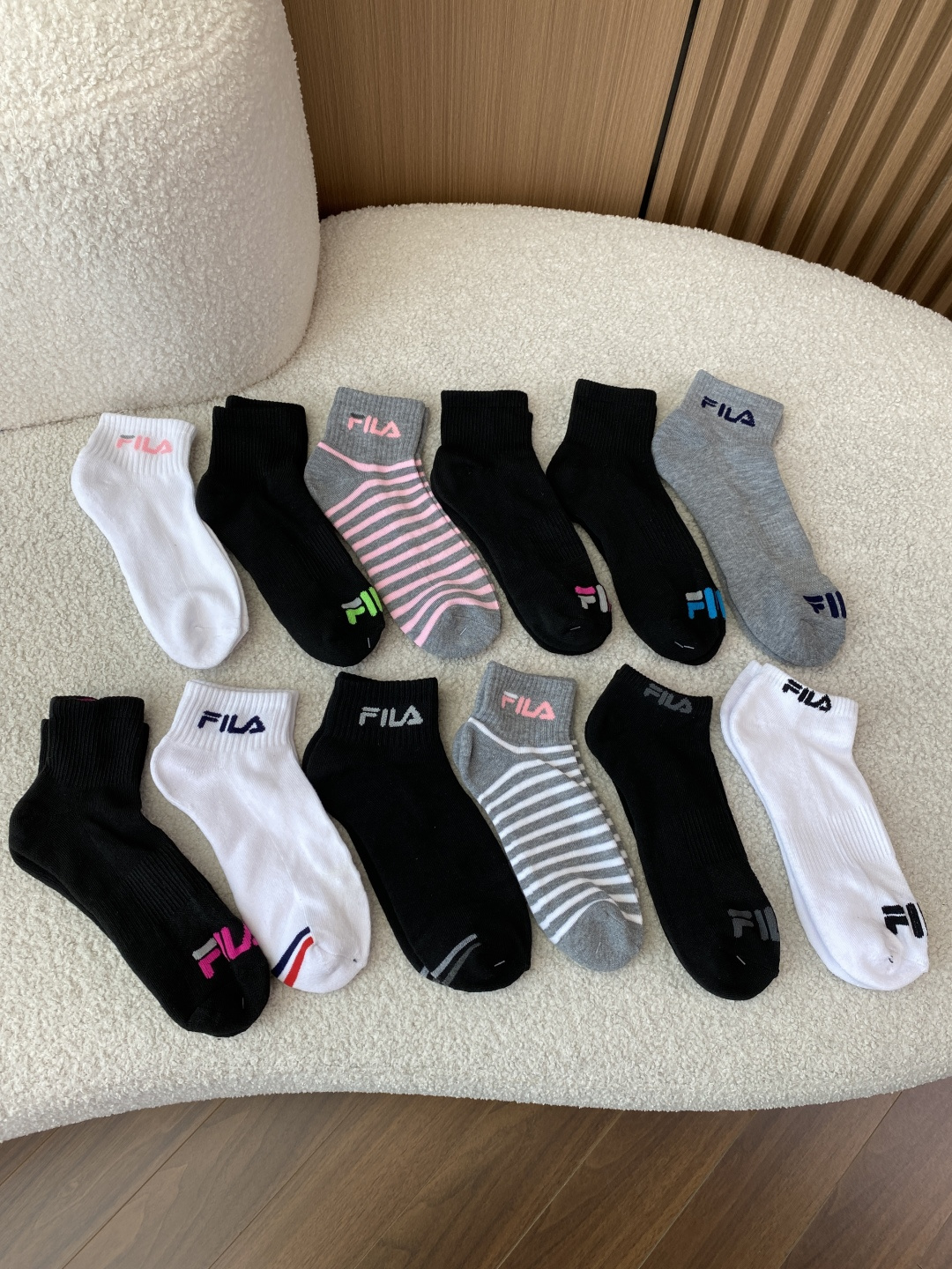 NO:827780,(10 pairs) (20 pairs) Private chat for large quantity (pure original order) FILA sports and leisure socks focus on casual sports and retro style, with rich colors and suitable for various wearing scenarios. The brand logo socks/socks are printed with the FILA letter Logo, and some styles are decorated with contrasting logos on the socks, which are highly recognizable and full of vitality. Style and length The short-tube style fits the ankle, suitable for matching with sports shoes and sneakers, and the sock opening is more neat when exposed.  The mid-calf ribbed sock design has stronger wrapping and is not easy to slip off, making it suitable for sports. The detailed design of the striped version includes pink and gray stripes and gray and white stripes, which are full of retro feel and rich in visual layers. The contrasting version has a black base with pink/blue/green logo, and a white base with red and blue stripes. It has a distinctive personality and is suitable for street style wear. The basic style is pure black, pure white, and hemp gray. It is classic and versatile and is a must-have in the wardrobe.  The material is pure cotton, breathable and sweat-absorbent, skin-friendly and comfortable, suitable for daily wear and light sports. The ribbed socks have good elasticity and are not easy to loose; the socks have fine texture, are wear-resistant and durable, and the heel reinforcement design improves durability. For daily casual wear, pair them with white shoes, canvas shoes, and dad shoes, and expose the logo on the socks to create an American retro or street fashion style. Suitable for light sports such as running, fitness, skateboarding, etc., they are breathable and sweat-wicking, and wrap around the ankle for more comfort.  Wear it layered with cropped trousers/wide-leg trousers in spring and autumn to reveal stripes or contrasting color details on the socks to enhance the layering of the outfit.,,sneakers,19860909（10双）（20双）量大私聊（纯原单正品） FILA（斐乐）运动休闲袜 主打休闲运动与复古风格,配色丰富,适配多种穿搭场景. 品牌标识袜口/袜头印有FILA字母Logo,部分款式在袜头点缀撞色Logo,辨识度高,充满活力感. 款式与长度 短筒款贴合脚踝,适合搭配运动鞋、板鞋,露出袜口更显利落. 中筒款罗纹袜口设计,包裹性更强,不易滑落,适合运动. 细节设计 条纹款粉灰条纹、灰白条纹,复古感十足,视觉层次丰富. 撞色款黑底配粉/蓝/绿Logo、白底配红蓝条纹,个性鲜明,适合街头风穿搭. 基础款纯黑、纯白、麻灰,经典百搭,是衣橱刚需款. 材质纯棉面料,透气吸汗,亲肤舒适,适合日常穿着与轻运动场景. 工艺罗纹袜口弹性佳,不易松垮；袜身纹理细密,耐磨耐穿,后跟加固设计提升耐用性. 日常休闲搭配小白鞋、帆布鞋、老爹鞋,露出袜口Logo,打造美式复古或街头潮流风. 轻运动适合跑步、健身、滑板等轻运动,透气排汗,包裹脚踝更舒适. 叠穿搭配春秋季搭配九分裤/阔腿裤,露出袜身条纹或撞色细节,提升穿搭层次感.,,sneakers,,Women's clothing