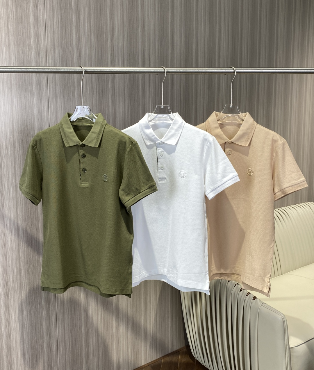 NO:908520,(Quality praise, main logo) Burberry classic letter embroidered Polo shirt core design and features. There is a circular embroidered badge on the left chest of the brand logo, which low-key highlights the sense of quality. The classic details on the inside of the placket are made of iconic camel black plaid splicing (classic Burberry plaid elements), which contrasts with the solid color body to enhance recognition and retro feel. The cut is standard lapel Polo style, short-sleeved design, moderate length, taking into account neatness and daily wearing comfort.  The lapel collar is made of high-density rib material, which is not easy to deform after long-term wear, ensuring fit and durability. The main fabric is cotton, which is skin-friendly, breathable, and highly sweat-absorbent, suitable for spring and summer seasons. Partial elastic fabric: collar 97 cotton + 3 spandex, which increases elasticity and fit, and is not easy to loosen. The cuffs are 96 cotton + 4 spandex, ensuring that the cuffs are slightly elastic and comfortable, and are not easy to pinch your hands.  The textured body is made of pique mesh cotton, which is breathable and sweat-wicking, and visually more textured. Pair it with straight jeans/casual shorts + white shoes/canvas shoes for daily casual wear to create a refreshing and casual summer look. For light business commuting, pair it with casual trousers/khaki pants + loafers, and a light suit jacket, which is comfortable yet formal.  It can be worn as an inner layer in spring and autumn, with a denim jacket or knitted cardigan as an outer layer, revealing the plaid placket details to enhance the layering of the outfit.,,burberry,loafers,shorts,jeans,jackets & coats,jackets & coats,T-shirt,business suit,19860909（品质赞、主标） Burberry经典字母刺绣Polo衫 核心设计与特征 品牌标识左胸位置有圆形刺绣徽章,低调彰显品质感. 经典细节门襟内侧采用标志性驼黑格纹拼接（经典Burberry格纹元素）,与纯色衣身形成对比,提升辨识度与复古感. 版型剪裁标准翻领Polo版型,短袖设计,衣长适中,兼顾利落感与日常穿着舒适度. 领口工艺翻领采用高密度罗纹材质,久穿不易变形,保证贴合度与耐用性. 主体面料棉,亲肤透气,吸汗性强,适合春夏季节穿着. 局部弹性面料 衣领97棉 + 3氨纶,增加弹性与贴合度,不易松垮. 袖口96棉 + 4氨纶,保证袖口微弹舒适,不易勒手. 质感衣身采用珠地网眼棉织法,透气排汗,视觉上更具肌理感. 日常休闲搭配直筒牛仔裤/休闲短裤 + 小白鞋/帆布鞋,打造清爽随性的夏日造型. 轻商务通勤搭配休闲西裤/卡其裤 + 乐福鞋,外搭轻薄西装外套,舒适又不失正式感. 叠穿搭配春秋季可作为内搭,外搭牛仔夹克或针织开衫,露出格纹门襟细节,提升穿搭层次感.,,burberry,loafers,shorts,jeans,jackets & coats,jackets & coats,T-shirt,business suit,,Women's clothing
