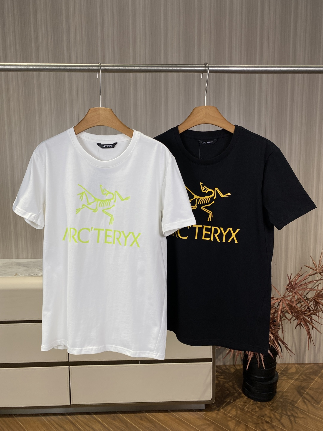 NO:873349,Arcteryx / Archaeopteryx Big Bird logo short-sleeved T-shirt!  Customer-supplied organic cotton fabric, flexible, moisture-absorbent, sweat-wicking, lightweight and soft and cool to the touch!  !  !  Comfortable wearing experience made of cotton!  Full of elasticity, soft and close-fitting, with good stretchability, moisture wicking, breathability and no binding feeling!  Improve the sense of movement and comfortable wearing experience!  !  Lightweight and skin-friendly, one of the best fabrics for close-fitting wear. A must-have item for summer!  The classic bird pattern is presented using laminated inlay technology, which is exquisite and full of personality, making you stand out from the crowd. Three-dimensional tailoring!  Adopt AF dynamic three-dimensional tailoring!  It’s very comfortable to wear and I don’t need to explain this much!  Brothers who have bought it should understand it to some extent!  !  Two colors to choose from: black and white, sizes M-XXL, arc'teryx, T-shirt, tees, t-shirt,19860909Arcteryx /始祖鸟 大鸟标短袖T恤！ 客供有机棉面料、柔韧、 吸湿、排汗、轻盈且触感柔软凉爽！！！棉质的舒适穿着体验！弹力十足、轻柔贴身具有良好的伸缩性排湿透气无束缚感！提升运动感及舒适穿着体验！！手感轻质 亲肤性强 贴身穿着最佳面料之一 夏季必备单品！ 采用压胶嵌花工艺呈现出经典鸟图案,精致且富有个性,让你在人群中脱颖而出、 立体剪裁！采AF动态立体剪裁！穿上去非常舒适这个也不多做解释了！买过的兄弟应该多少都会理解一些的！！ 两个颜色选择黑色 白色 尺码M-XXL,arc'teryx,T-shirt,tees，t-shirt,,Women's clothing