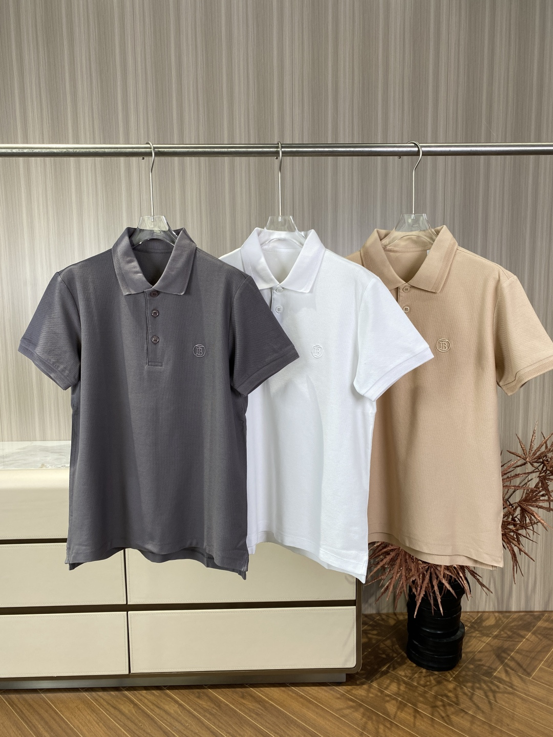 NO:908530,Burberry classic letter embroidered Polo shirt. Core design and features. There is a circular embroidered badge on the left chest of the brand logo, which low-key highlights the sense of quality. The iconic camel black plaid stitching (classic Burberry plaid element) is used on the inside of the classic detail placket, which contrasts with the solid color body to enhance the recognition and retro feel. The cut is standard lapel Polo style, short-sleeved design, and moderate length, taking into account neatness and comfort for daily wear.  The lapel collar is made of high-density rib material, which is not easy to deform after long-term wear, ensuring fit and durability. The main fabric is cotton, which is skin-friendly, breathable, and highly sweat-absorbent, suitable for spring and summer seasons. Partial elastic fabric: collar 97 cotton + 3 spandex, which increases elasticity and fit, and is not easy to loosen. The cuffs are 96 cotton + 4 spandex, ensuring that the cuffs are slightly elastic and comfortable, and are not easy to pinch your hands.  The textured body is made of pique mesh cotton, which is breathable and sweat-wicking, and visually more textured. Pair it with straight jeans/casual shorts + white shoes/canvas shoes for daily casual wear to create a refreshing and casual summer look. For light business commuting, pair it with casual trousers/khaki pants + loafers, and a light suit jacket, which is comfortable yet formal.  It can be worn as an inner layer in spring and autumn, with a denim jacket or knitted cardigan as an outer layer, revealing the plaid placket details to enhance the layering of the outfit.,,burberry,loafers,shorts,jeans,jackets & coats,jackets & coats,T-shirt,business suit,19860909Burberry经典字母刺绣Polo衫 核心设计与特征 品牌标识左胸位置有圆形刺绣徽章,低调彰显品质感. 经典细节门襟内侧采用标志性驼黑格纹拼接（经典Burberry格纹元素）,与纯色衣身形成对比,提升辨识度与复古感. 版型剪裁标准翻领Polo版型,短袖设计,衣长适中,兼顾利落感与日常穿着舒适度. 领口工艺翻领采用高密度罗纹材质,久穿不易变形,保证贴合度与耐用性. 主体面料棉,亲肤透气,吸汗性强,适合春夏季节穿着. 局部弹性面料 衣领97棉 + 3氨纶,增加弹性与贴合度,不易松垮. 袖口96棉 + 4氨纶,保证袖口微弹舒适,不易勒手. 质感衣身采用珠地网眼棉织法,透气排汗,视觉上更具肌理感. 日常休闲搭配直筒牛仔裤/休闲短裤 + 小白鞋/帆布鞋,打造清爽随性的夏日造型. 轻商务通勤搭配休闲西裤/卡其裤 + 乐福鞋,外搭轻薄西装外套,舒适又不失正式感. 叠穿搭配春秋季可作为内搭,外搭牛仔夹克或针织开衫,露出格纹门襟细节,提升穿搭层次感.,,burberry,loafers,shorts,jeans,jackets & coats,jackets & coats,T-shirt,business suit,,Women's clothing