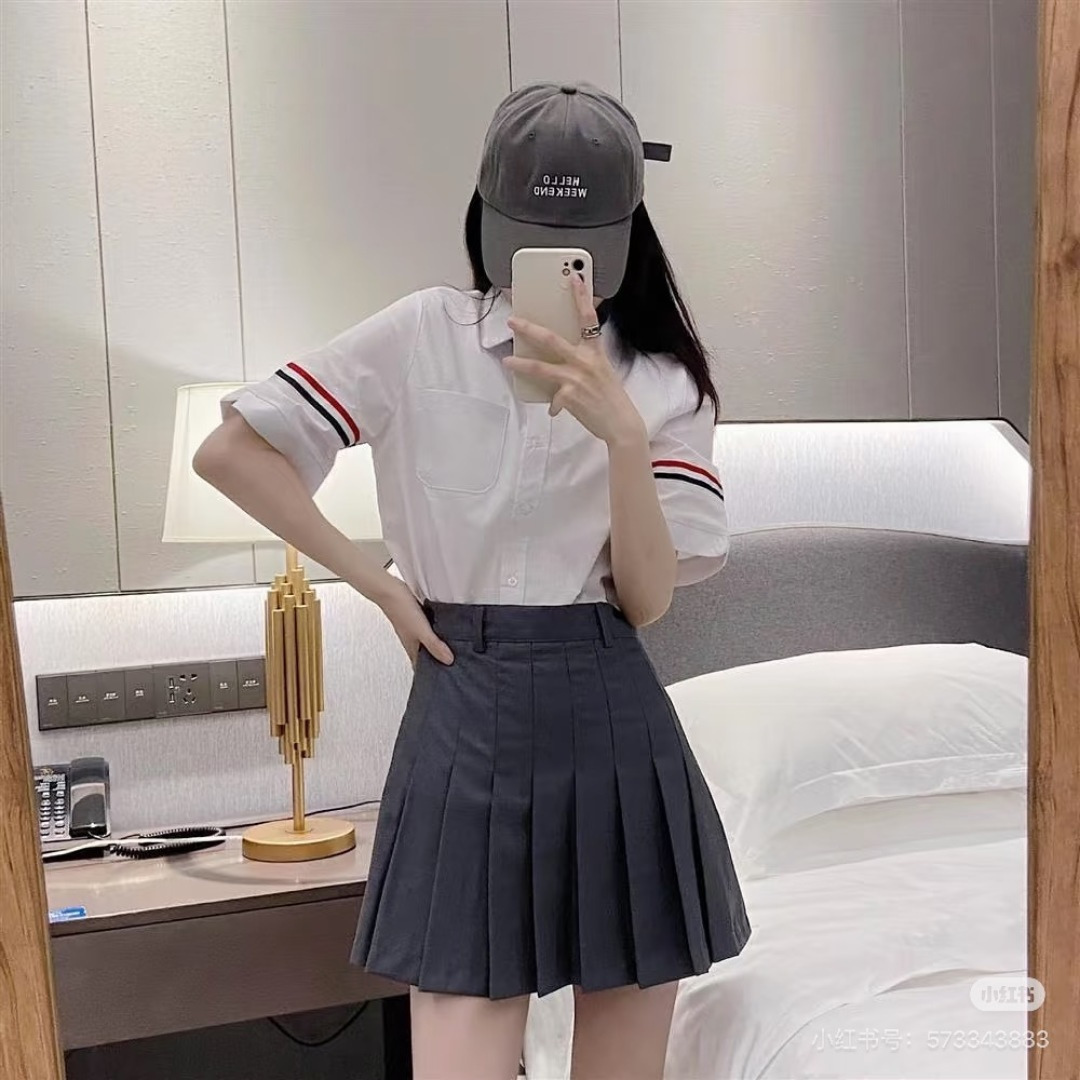 NO:842502,The style is positioned as a typical American college style + high-end fashion sense, which can be salty or sweet, suitable for a variety of scenes. Wearing scene: daily casual with a white shirt and loafers of the same brand to create a classic rey style.,,loafers,shirts,19860909风格定位典型的美式学院风+高级时装感,可盐可甜,适配多种场景. 穿搭场景 日常休闲搭配同品牌白色衬衫、乐福鞋,打造经典 rey 风.,,loafers,shirts,,Women's clothing