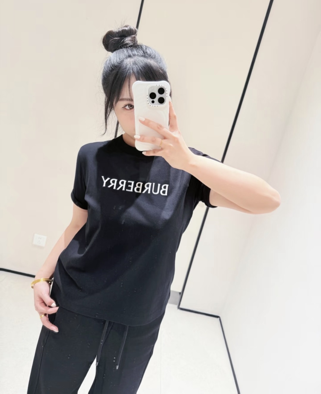 NO:844046,The cut is a classic loose round-neck silhouette with a moderate length, taking into account both comfort and neat visual effects, and is suitable for a variety of body shapes and dressing scenarios.,,19860909版型剪裁经典宽松圆领版型,衣长适中,兼顾舒适感与利落的视觉效果,适配多种身材与穿搭场景.,,,Women's clothing