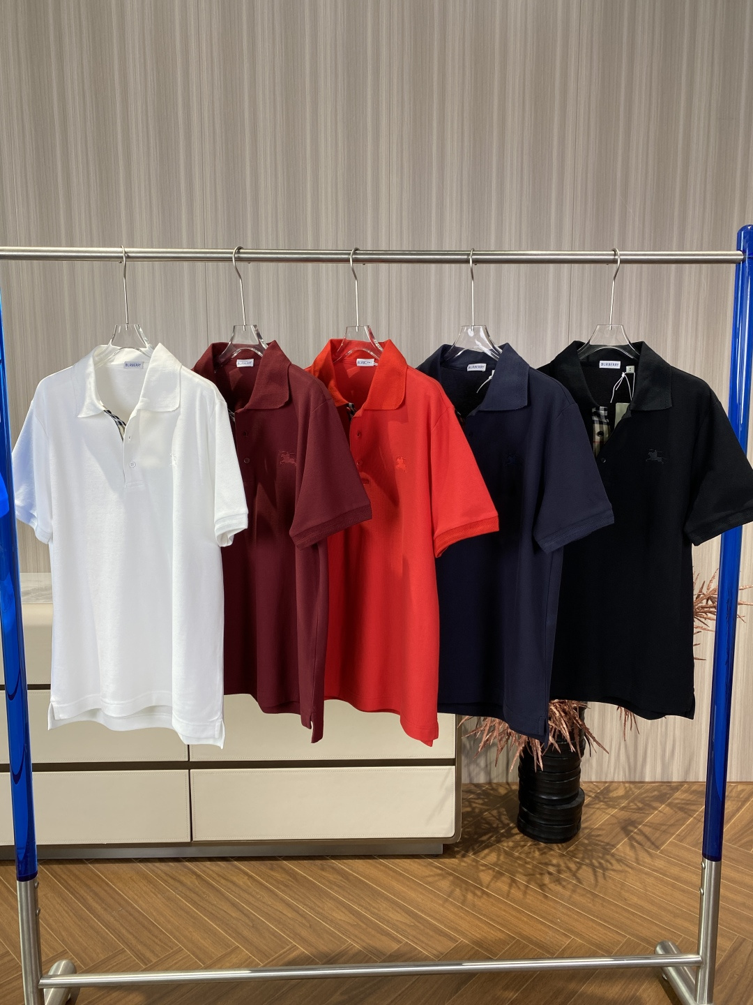 NO:827789,Burberry's classic equestrian knight embroidered polo shirt is cut in a regular straight fit, not tight or loose, and fits most body shapes; the slit hem design is short at the front and long at the back, taking into account the comfort of movement and neat styling. The neckline is designed with classic flat lapels, and the edges are edged with fine ribbing, which is not easy to deform after long-term wear; the placket is designed with 3 buttons, and the button holes are hand-made keyholes, which are exquisite and firm. Brand logo  The equestrian knight logo is embroidered with the same color thread on the left chest. The stitches are dense and the edges are flat, making it the most recognizable symbol of the brand. The hidden Vintage plaid trim strip on the inside of the placket is a low-key echo of the brand's classic plaid elements. The details are embellished with double-needle flat stitching on the cuffs and hem. The stitches are evenly spaced to improve durability and texture. Material and origin information Fabric composition: Piqué cotton  Cotton), breathable and sweat-absorbent, highly wrinkle-resistant, with a clear concave and convex texture on the surface, suitable for spring and summer wear. The embroidery process of the equestrian knight has smooth lines, dense stitches, and clear details of the knight and the horse. The Vintage plaid trim strip on the inside of the plaid placket has precise color matching and clear texture. The collar label and tag 'BURBERRY' have clear fonts and neat edges; the tag is printed with the equestrian knight logo.  The fabric texture of piqué cotton is clear, soft to the touch, and drape naturally. Wearing and maintenance suggestions Wearing inspiration Pair with trousers and derby shoes for business commuting to create a smart casual style. Pair with jeans and white shoes for daily leisure to create a relaxed street look. Layer with a white turtleneck as a base layer, and a windbreaker or denim jacket as an outer layer, suitable for transitional wear in spring and autumn. Washing and care instructions Hand wash in cold water or gentle machine wash, use neutral detergent, do not bleach.  Lay it flat to dry to avoid hanging and causing deformation of the garment. Do not expose it to the sun. Iron with low-temperature steam and iron on the reverse side to protect the embroidery process.,,burberry,jeans,jackets & coats,19860909博柏利（Burberry）经典马术骑士刺绣Polo衫 版型剪裁常规直筒版型,不紧绷不宽松,适配多数身材；前短后长的开叉下摆设计,兼顾活动舒适度与造型利落感. 领口设计经典平翻领,边缘采用细密罗纹包边,久穿不易变形；门襟为3颗纽扣设计,纽扣孔为手工锁眼,精致牢固. 品牌标识 左胸位置同色线刺绣马术骑士徽标,针脚密实、边缘平整,是品牌最具辨识度的符号. 门襟内侧隐藏式Vintage格纹饰条,低调呼应品牌经典格纹元素. 细节点缀袖口与下摆采用双针平缝工艺,针距均匀,提升耐用性与质感. 材质与产地信息 面料成分珠地棉（Piqué Cotton）,透气吸汗、抗皱性强,表面有清晰的凹凸肌理感,适合春夏季节穿着. 刺绣工艺马术骑士刺绣线条流畅、针脚密实,骑士与马匹的细节清晰. 格纹饰条门襟内侧的Vintage格纹饰条配色精准、纹理清晰. 领标与吊牌领标「BURBERRY」字体清晰,边缘锁边工整；吊牌印有马术骑士徽标. 面料质感珠地棉肌理清晰、触感柔软,垂坠自然. 穿搭与保养建议 穿搭灵感 商务通勤搭配西裤、德比鞋,打造Smart Casual商务休闲风格. 日常休闲搭配牛仔裤、小白鞋,营造松弛感街头造型. 叠穿搭配内搭白色高领打底,外搭风衣或牛仔外套,适合春秋季节过渡穿搭. 洗护规范 洗涤冷水手洗或轻柔机洗,使用中性洗涤剂,不可漂白. 晾晒平铺晾干,避免悬挂导致衣身变形,不可暴晒. 熨烫低温蒸汽熨烫,需反面熨烫以保护刺绣工艺.,,burberry,jeans,jackets & coats,,Women's clothing