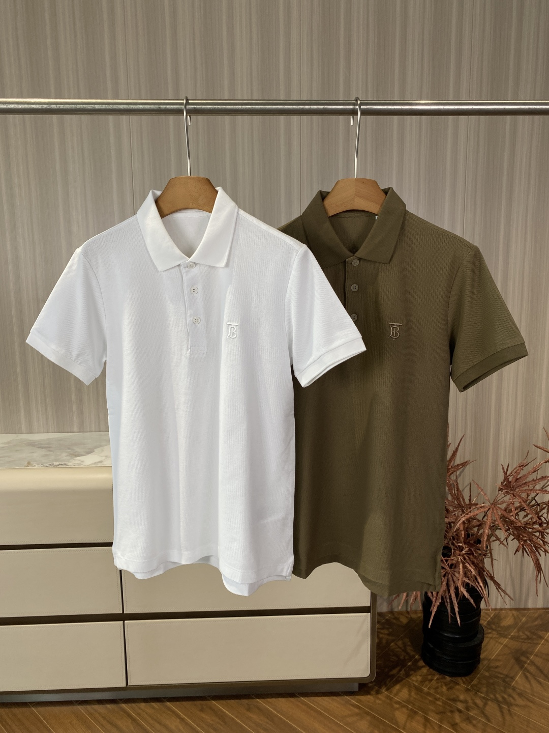 NO:912039,(Quality praise) Burberry/Burberry BT embroidered lapel short-sleeved Polo shirt. The cardigan is decorated with premium brand Vintage retro plaid design. The official website has a classic style. Every year, there will be trade goods from channels. Another elegant gentleman’s BUR iconic Polo shirt is coming...  The material is made of top-quality mesh breathable cotton supplied by customers, made by micro-knitting technology. The texture is comfortable and skin-friendly, and the details and softness are wonderful. It is different from inferior and seriously dyed Polo shirts. The overall line is neat and symmetrical from the inside to the outside. The craftsmanship chest pocket is decorated with BT icon embroidery logo. It is made using hand-made needlepoint technology. It is smooth and thick, showing exquisiteness. The solid-color flat machine collar is delicate and not easy to deform. The exquisite craftsmanship is impeccable.  The placket is decorated with polyester fiber craft buttons. The four-hole discs with even sizes are clearly visible. The engraved letter logo is clearly visible. The most eye-catching thing is the classic contrasting plaid placket on the neckline, which is looming. You can tell it is bur at a glance. This kind of subtle and detailed design can only be achieved by real trade products. If you like it, hurry up and start!  !  ,,burberry,burberry,T-shirt,19860909（品质赞） Burberry/巴宝莉 BT刺绣翻领短袖POLO衫 开襟处点级品牌 Vintage复古格纹设计,官网经典款式、每年必有来自渠道性的贸易货品又一款优雅绅士的BUR标志性Polo衫来袭… 材质客供顶级网眼透气棉,由微型针织工艺制作,手感质感舒适亲肤、细节感和触感柔更是美妙绝伦,区别劣质严重染色品Polo衫,整体由内到外走线工整对称 工艺胸前袋饰BT图标刺绣Logo 运用手工针点技术制作 圆滑厚实尽显精致 纯色扁机领细致不易变型 精湛的工艺感无懈可击 门襟选用聚酯纤维工艺纽扣装饰 大小均匀的圆盘四孔 冲刻字母Logo清晰可见 最吸睛的就是领口经典撞色格纹门襟、若隐若现,这一眼瞧上去便知是bur没错了 此等细微入骨的细节设计 只有真正的贸易品才能达到的高度 看中的赶紧下手！！,,burberry,burberry,T-shirt,,Women's clothing