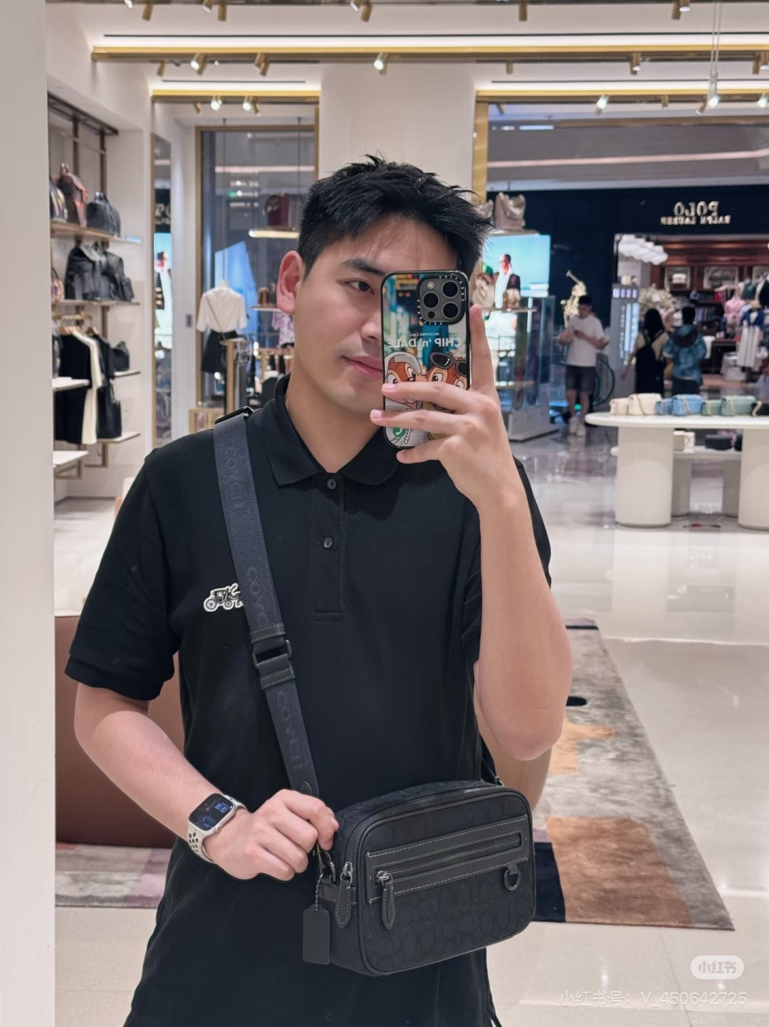 NO:827853,Classic fit, neat and crisp lapel design, two-button placket with brand cross-pattern logo printed on the surface, flat stitching on the cuffs and hem, side seam slits to improve movement comfort.,,19860909经典合身版型,翻领设计利落挺括,门襟为两颗纽扣设计,纽扣表面印有品牌十字纹标识,袖口与下摆为平车明线,侧缝开衩提升活动舒适度.,,,Women's clothing