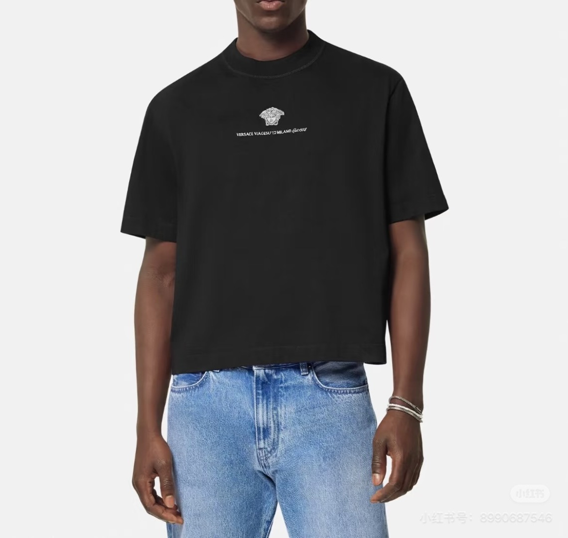 NO:827750,The classic fit version, the ribbed round neck uses two-pin stitching technology, the cuffs and hem are flat stitched, the overall lines are neat, not flattering on the figure, and suitable for both men and women.,,19860909经典合身版型,罗纹圆领采用二本针锁边工艺,袖口与下摆为平车明线,整体线条利落,不挑身材,适配男女同款穿搭.,,,Women's clothing