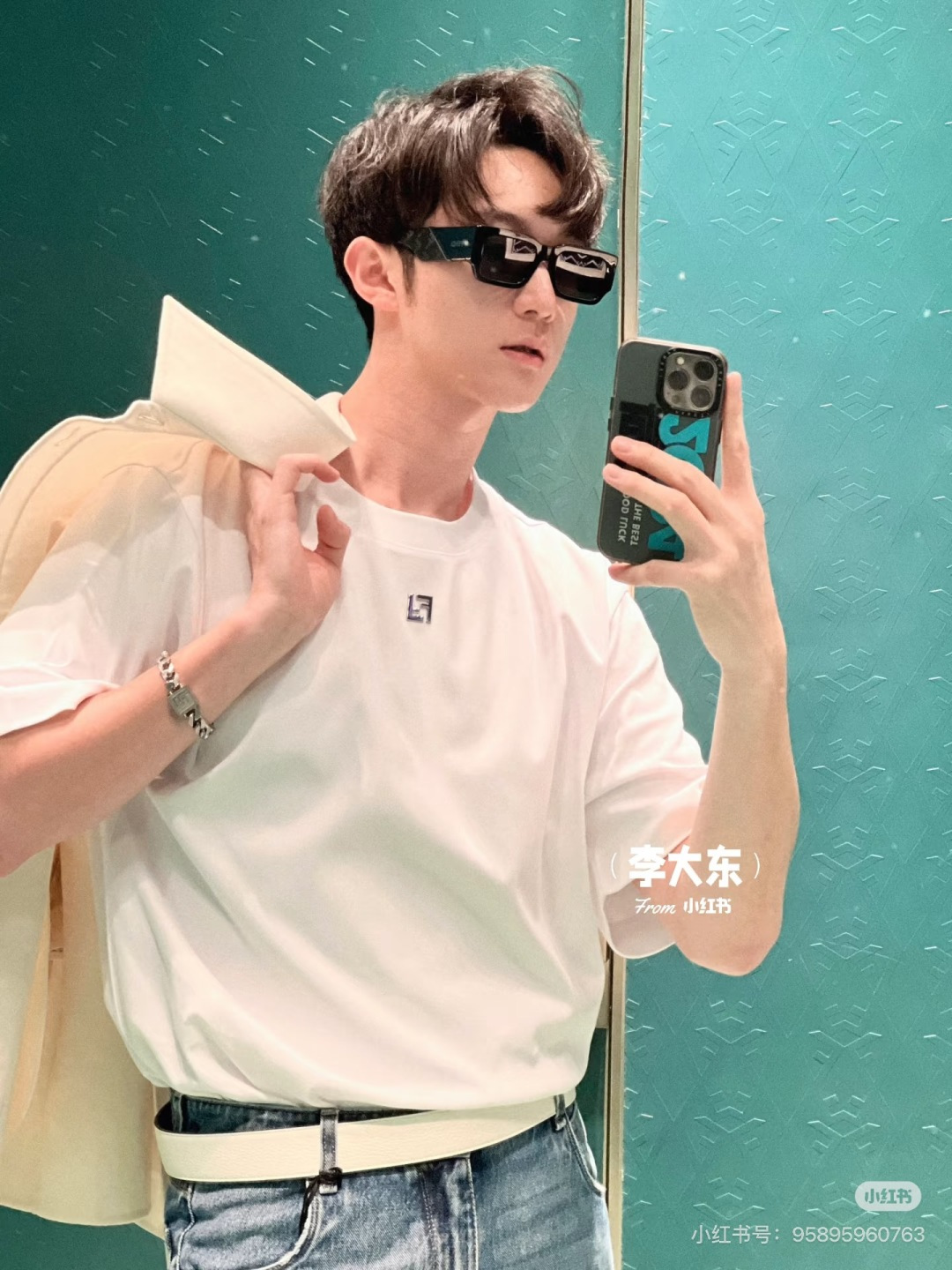 NO:912035,Highlights: The contrasting black and white colors have strong visual impact, are suitable for young people, and highlight the taste without being ostentatious.,,19860909亮点黑白撞色视觉冲击力强,适合年轻群体,凸显品味不张扬.,,,Women's clothing