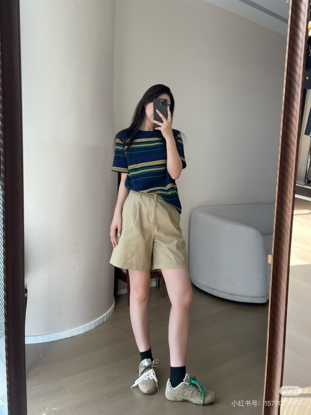 NO:835737,Casual style is paired with straight jeans, baseball caps and canvas shoes to create an American retro feel. College style is layered with a white long-sleeved shirt hem, paired with a pleated skirt and loafers to restore the classic miu style.,,miumiu,loafers,skirts,jeans,shirts,hats,19860909休闲风搭配直筒牛仔裤、棒球帽与帆布鞋,打造美式复古感. 学院风叠穿白色长袖衬衫下摆,搭配百褶裙与乐福鞋,还原经典miu系穿搭.,,miumiu,loafers,skirts,jeans,shirts,hats,,Women's clothing