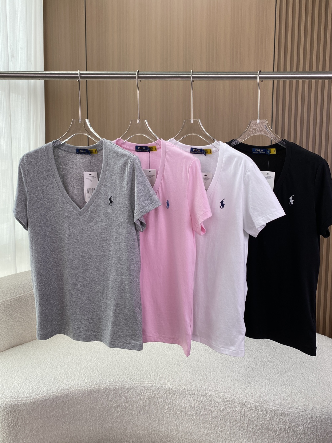 NO:822984,Polo Ralph Lauren women's classic V-neck pure cotton short-sleeved T-shirt. Materials and process details. The fabric is made of high-quality pure cotton, which is skin-friendly, breathable, and highly sweat-absorbent. It has a moderate weight and is not sweaty when worn in spring and summer. It can be worn as an inner layer in autumn and winter. Features of the process: Ribbed collar V-neck design, moderate elasticity, not easy to deform after repeated washing, can modify the neck line, and show the slender neck.  The iconic pony logo is embroidered on the left chest, with more than 200 stitches. The outline of the man and horse is three-dimensional, the muscle lines of the horse and the wrinkles of the rider's clothing are clear, and the color contrasts with the body. The overall stitching is neatly routed, and the collar, cuffs, and hem are all reinforced, making it durable and wear-resistant.  Fit/regular slim fit, not oversize, regular length (just covers the waistline), front piece slightly shorter than back piece (about 1-2cm), suitable for most body shapes, regardless of height. Wearing scenarios and matching suggestions 1. Daily commuting Wear alone + straight jeans + white shoes, simple and capable, suitable for office and commuting scenes. Layer a suit jacket + cigarette pants + loafers to create a sophisticated old-money style, suitable for business and leisure occasions. 2.  For casual outings, pair with a denim jacket + wide-leg pants + dad shoes, casual and comfortable, suitable for shopping and dating. Pair with a knitted cardigan + skirt + Mary Jane shoes, which is gentle and elegant, suitable for spring and autumn. 3. For sports and leisure, pair with sports shorts + baseball cap + sneakers to be refreshing and energetic, suitable for fitness and outdoor walking.,,loro piana,versace,loafers,mary jane,sneakers,skirts,shorts,jeans,jackets &  coats, T-shirt, tees, t-shirt, business suit, hats,19860909Polo Ralph Lauren（拉夫劳伦马球） 女士经典V领纯棉短袖T恤 材质与工艺细节 面料成分优质纯棉,亲肤透气、吸汗性强,克重适中,春夏穿着不闷汗,秋冬可作内搭. 工艺特点 领口罗纹包边V领设计,弹力适中,反复洗涤不易变形,能修饰颈部线条,显脖颈修长. 刺绣左胸标志性小马标刺绣,针数超200针,人马轮廓立体,马匹肌肉线条、骑手服饰褶皱清晰,颜色与衣身形成对比. 缝线整体走线工整,领口、袖口、下摆均有加固处理,耐穿耐磨. 版型合身/常规修身款,非oversize,衣长为常规款（刚好盖过腰线）,前片略短于后片（约1-2cm）,适配大多数身材,不挑身高. 穿搭场景与搭配建议 1. 日常通勤 单穿+直筒牛仔裤+小白鞋简约干练,适配办公室、通勤场景. 叠穿西装外套+烟管裤+乐福鞋打造轻熟老钱风,适合商务休闲场合. 2. 休闲出街 搭配牛仔外套+阔腿裤+老爹鞋随性舒适,适合逛街、约会. 内搭针织开衫+半身裙+玛丽珍鞋温柔优雅,适配春秋季节. 3. 运动休闲 搭配运动短裤+棒球帽+运动鞋清爽活力,适合健身、户外散步.,,loro piana,versace,loafers,mary jane,sneakers,skirts,shorts,jeans,jackets & coats,T-shirt,tees，t-shirt,business suit,hats,,Women's clothing
