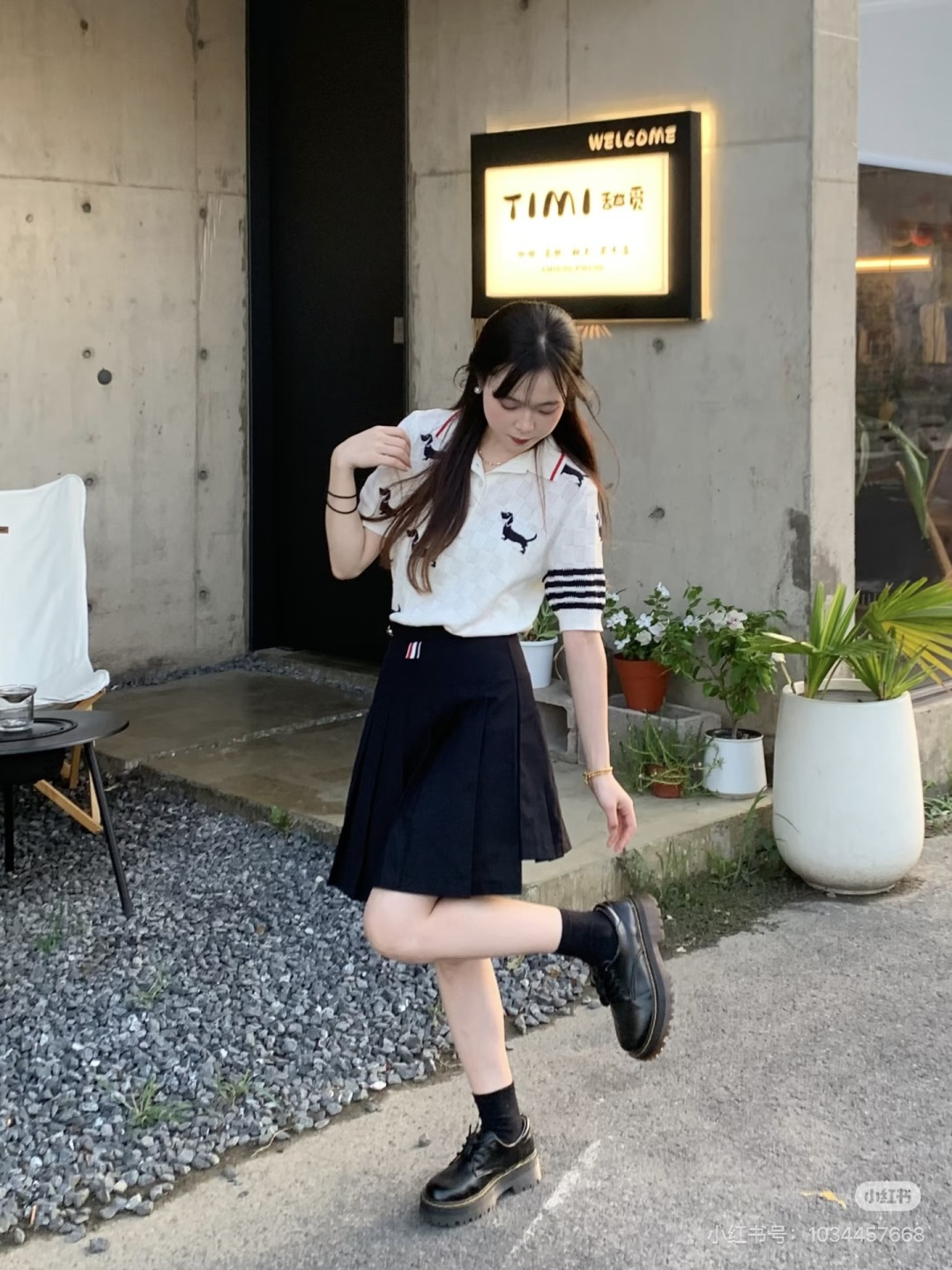 NO:840942,The high-waisted A-line pleated cut and short skirt visually lengthen the leg line. It is Thom Browne’s most recognizable bottoms style.,,skirts,19860909高腰A字百褶剪裁,裙长偏短,视觉上拉长腿部线条,是Thom Browne最具辨识度的下装版型.,,skirts,,Women's clothing