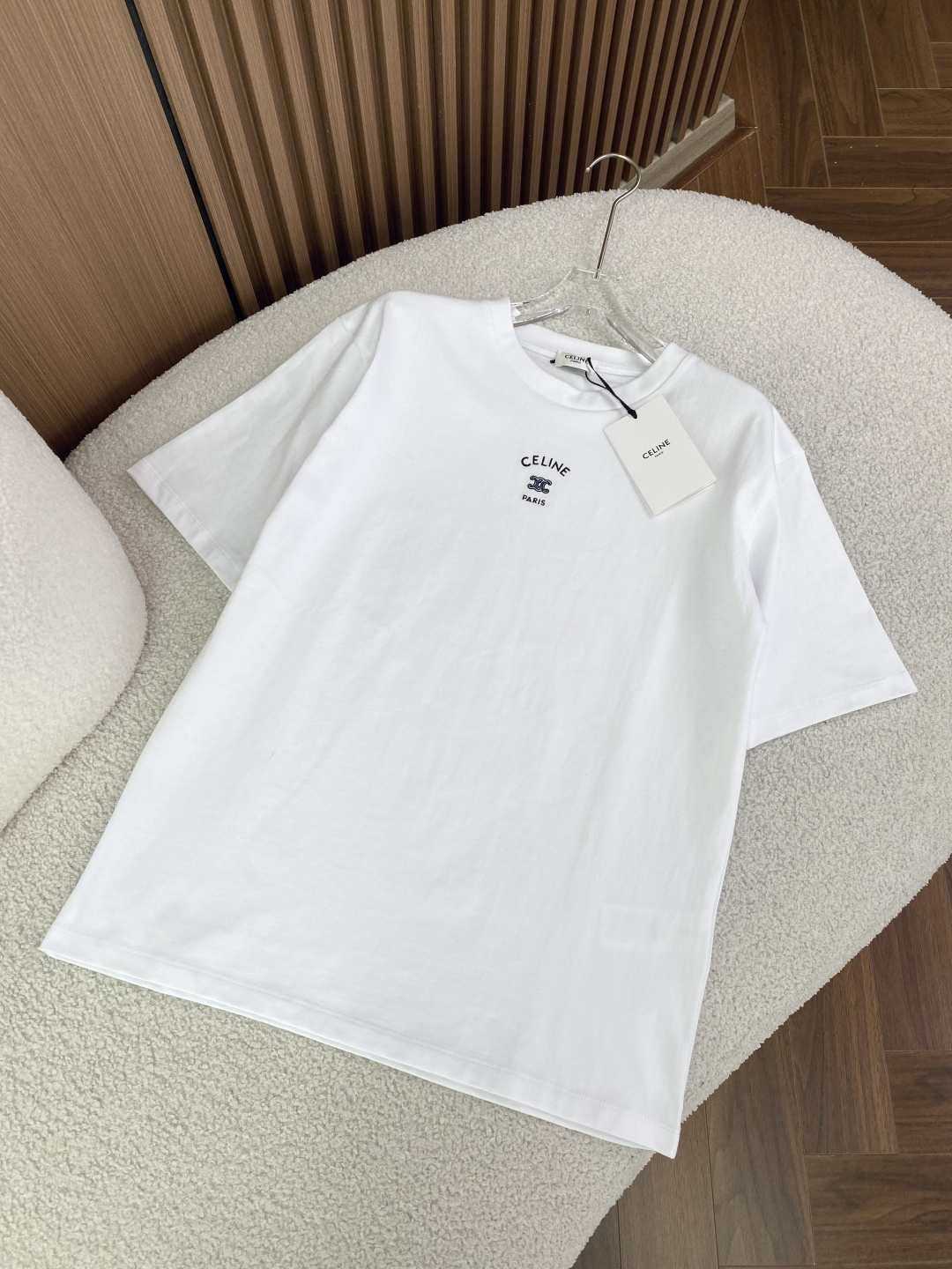 NO:885029,(Original customization) Celine Arc de Triomphe embroidered short-sleeved T-shirt in three classic colors: light heather gray, navy blue, and pure white. It focuses on simple, light and luxurious daily casual style, and restores Celine's iconic Triomphe (Arc de Triomphe) design elements. Design and appearance features  The core logo is precision embroidered in the same color on the chest, including the curved word 'CELINE', the classic Arc de Triomphe double C (Triomphe) logo and the word 'PARIS'. It is Celine's most recognizable visual symbol, low-key and high-end. The silhouette is a basic round-neck style, a loose off-shoulder version, regardless of body shape, and the same style for men and women. It can be worn alone or layered as an inner layer, suitable for a variety of scenes.  The ribbed round neck design with detailed craftsmanship is not easy to deform after long-term wear; the 'CELINE PARIS' collar label is sewn on the inside of the neckline to restore authentic details; the cuffs and hem are made of double-needle stitching, which is neat and fine, improving the durability of the clothing. The visual texture of the fabric has a moderate drape, and the overall shape is neat and clean without unnecessary decoration, which is in line with Celine's minimalist design aesthetics. Material  The fabric is made of cotton, with combed cotton technology. It is soft against the skin, has good moisture absorption and breathability, and is not sweaty when worn in summer. It feels comfortable to the touch. Washing requirements 1. It needs to be washed with clothes of the same color to avoid cross-color. 2. Clean and iron the reverse side to protect the integrity of the embroidery and fabric. 3. The washing symbol prompts that gentle washing in cold water, do not bleach, do not tumble dry at high temperatures, iron with a low temperature pad, and do not dry clean. Wearing scenarios and matching suggestions  Pair with straight-leg suit pants + loafers for commuting and workplace, which is simple and capable, suitable for light business scenes, and highlight the professional feel. For daily casual wear, pair with straight-leg jeans/sports pants + white shoes to create a relaxed look, suitable for weekend trips and shopping. Wear it layered with a denim jacket, baseball uniform or windbreaker to add a sense of layering, suitable for the transition season between spring and autumn, and enhance the sophistication of your look.  Color matching reference: light heather gray is gentle and age-reducing, navy blue is calm and white, and pure white is refreshing and clean. You can choose freely according to your personal style and skin color. Washing and maintenance instructions 1. Washing method is recommended to be gentle hand wash/machine wash in cold water, the water temperature does not exceed 30℃, wash on the inside out to avoid friction between the embroidery and other clothes. 2. Hang to dry in the drying method to avoid exposure to the sun and prevent the fabric from yellowing and deformation. 3.  Ironing requires ironing with a cloth on the back, and the temperature should not exceed 110°C. Do not iron the embroidery area directly to prevent the embroidery from deforming or falling off. 4. Storage is recommended to be folded and stored or hung to avoid wrinkles caused by long-term extrusion. It has good performance, is not sweaty when worn in summer, and feels comfortable to the touch.,,celine,loafers,jeans,jackets & coats,T-shirt,tees,t-shirt,business suit,19860909（原版定制） Celine（思琳）凯旋门刺绣短袖T恤 浅麻灰、藏青色、纯白色三种经典配色,主打简约轻奢的日常休闲风格,还原了Celine标志性的Triomphe（凯旋门）设计元素. 设计与外观特征 核心标识胸口采用同色系精密刺绣,包含弧形「CELINE」字样、经典凯旋门双C（Triomphe）标识与「PARIS」字样,是Celine最具辨识度的视觉符号,低调彰显高级感. 版型剪裁圆领基础款,宽松落肩版型,不挑身材,男女同款,既能单穿也可作为内搭叠穿,适配多种场景. 细节工艺罗纹圆领设计,久穿不易变形；领口内侧缝有「CELINE PARIS」领标,还原正品细节；袖口、下摆采用双针车线,工整细密,提升衣物耐用性. 视觉质感面料垂坠感适中,整体版型利落干净,无多余装饰,符合Celine极简主义的设计美学. 材质 面料成分棉,精梳棉工艺,亲肤柔软、吸湿透气性佳,夏季穿着不闷汗,触感舒适. 洗涤要求 1. 需与同色衣物一起清洗,避免串色. 2. 反面清洁和熨烫,保护刺绣与面料完整性. 3. 洗涤符号提示建议冷水轻柔洗涤、不可漂白、不可高温烘干、低温垫布熨烫、不可干洗. 穿着场景与搭配建议 通勤职场搭配直筒西装裤+乐福鞋,简约干练,适配轻商务场景,凸显专业感. 日常休闲搭配直筒牛仔裤/运动束脚裤+小白鞋,打造松弛感穿搭,适合周末出行、逛街. 叠穿内搭外搭牛仔外套、棒球服或风衣,增加层次感,适配春秋过渡季,提升造型精致度. 配色参考浅麻灰温柔减龄,藏青色沉稳显白,纯白色清爽干净,可根据个人风格与肤色自由选择. 洗涤与保养说明 1. 洗涤方式建议冷水轻柔手洗/机洗,水温不超过30℃,反面洗涤,避免刺绣与其他衣物摩擦起毛. 2. 晾晒方式悬挂晾干,避免暴晒,防止面料发黄、变形. 3. 熨烫要求反面垫布熨烫,温度不超过110℃,不可直接熨烫刺绣区域,防止刺绣变形或脱落. 4. 存放建议折叠存放或悬挂,避免长时间挤压导致褶皱.性佳,夏季穿着不闷汗,触感舒适.,,celine,loafers,jeans,jackets & coats,T-shirt,tees，t-shirt,business suit,,Women's clothing