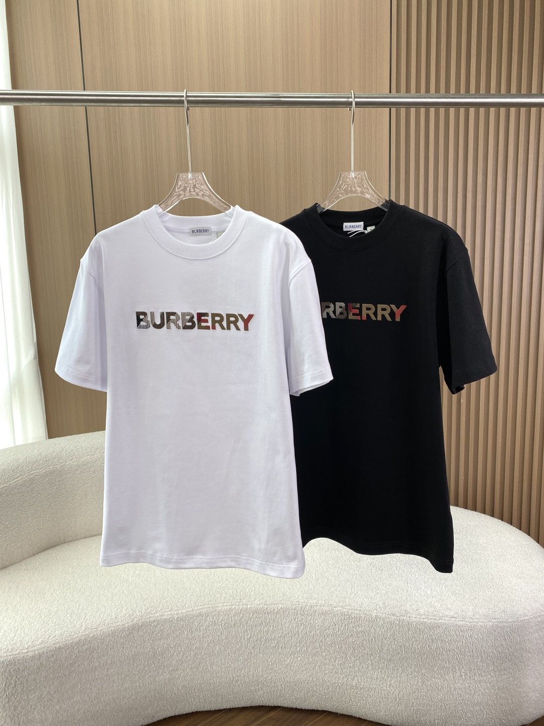 NO:833833,Burberry Vintage plaid letter embroidered short-sleeved T-shirt comes in two classic colors, white and black, integrating the brand's iconic retro plaid into the letter design, focusing on light luxury and casual style. Design and appearance features The core logo 'BURBERRY' letters on the chest are filled with Burberry's classic Vintage retro plaid embroidery, which is one of the brand's most recognizable visual symbols. It is both low-key and high-end, making the basic T-shirt more memorable.  Basic round-neck silhouette, loose shoulder design, same style for men and women, regardless of figure. It can be worn alone to create a casual style, or can be worn as an inner layer, suitable for various scenes. Detailed craftsmanship The ribbed round-neck design is not easy to deform after long-term wear, and fits the curve of the neck. The 'BURBERRY' collar label is sewn on the inside of the collar, and the hangtag is printed with the classic Equestrian Knight pattern.  The cuffs and hem are double-needle stitched, which is neat and fine, improving the durability of the clothes. The white model with color texture is refreshing and reduces age, while the black model is cool and slimming. Both basic colors are versatile and easy to match, in line with the positioning of minimalist luxury. Material: The fabric is made of cotton, combed cotton technology, soft and skin-friendly, has good moisture absorption and breathability, and is not sweaty when worn in summer, and feels comfortable to the touch. Washing requirements 1.  Professional dry cleaning is recommended to avoid shrinkage and deformation of the pure cotton fabric caused by washing, while protecting the integrity of the plaid embroidery. 2. Do not bleach, do not dry at high temperatures, and do not directly iron the embroidery area. 3. Local stains can only be cleaned with a wet towel and avoid vigorous rubbing. Wearing scenarios and matching suggestions: Pair with straight jeans/casual pants + white shoes for daily casual use, simple and casual, suitable for weekend travel, shopping, and commuting.  Wear it layered inside and outside with a denim jacket, baseball uniform or windbreaker to add a sense of layering, adapt to the cool weather in spring and autumn, and enhance the sophistication of your look. Pair it with suit pants and loafers in light business settings, which is low-key and capable, suitable for light business and workplace casual occasions. To enhance the style, you can pair it with accessories such as Burberry plaid scarves/hats, echoing the plaid letters on the chest, to enhance the British light luxury style; you can also choose items of the same color to keep the vision simple and clean. Washing and care instructions 1.  The core recommendation is cotton + plaid embroidery material. Professional dry cleaning is strongly recommended to avoid washing, which may cause fabric shrinkage, wrinkles, or embroidery deformation and fluffing. 2. For daily cleaning, only local stains can be wiped with a wet towel dipped in neutral detergent, and do not soak or rub. 3. Ironing requirements require a cloth to be ironed at low temperature (≤110℃), ironing on the reverse side, and do not directly contact the embroidery area to prevent the plaid from deforming or falling off. 4.  For hanging storage, use wide-shoulder hangers to avoid squeezing and deformation of the pattern.,,burberry,loafers,jeans,jackets & coats,T-shirt,tees,t-shirt,business suit,hats,19860909Burberry（博柏利）Vintage格纹字母刺绣短袖T恤 白色、黑色两种经典配色,将品牌标志性复古格纹融入字母设计,主打轻奢休闲风格. 设计与外观特征 核心标识胸口「BURBERRY」字母采用Burberry经典Vintage复古格纹刺绣填充,是品牌最具辨识度的视觉符号之一,既低调又能凸显高级感,让基础款T恤更具记忆点. 版型剪裁圆领基础款,宽松落肩版型,男女同款,不挑身材,既能单穿打造随性风格,也可作为内搭叠穿,适配多种场景. 细节工艺 罗纹圆领设计,久穿不易变形,贴合颈部曲线. 领口内侧缝制「BURBERRY」领标,吊牌印有经典骑士战马（Equestrian Knight） 图案. 袖口、下摆采用双针车线,工整细密,提升衣物耐用性. 配色质感白色款清爽减龄,黑色款酷飒显瘦,两种基础色均百搭易搭,符合极简轻奢定位. 材质 面料成分棉,精梳棉工艺,亲肤柔软、吸湿透气性佳,夏季穿着不闷汗,触感舒适. 洗涤要求 1. 建议专业干洗,避免水洗导致纯棉面料缩水、变形,同时保护格纹刺绣完整性. 2. 不可漂白、不可高温烘干,不可直接熨烫刺绣区域. 3. 局部污渍仅可用湿毛巾轻拍清洁,避免大力揉搓. 穿着场景与搭配建议 日常休闲搭配直筒牛仔裤/休闲裤+小白鞋,简约随性,适合周末出行、逛街、通勤. 叠穿内搭外搭牛仔外套、棒球服或风衣,增加层次感,适配春秋微凉天气,提升造型精致度. 轻商务场景搭配西装裤+乐福鞋,低调干练,适合轻商务、职场休闲场合. 风格强化可搭配Burberry格纹围巾/帽子等配饰,呼应胸口格纹字母,强化英伦轻奢风格；也可选择同色系单品,保持视觉简洁干净. 洗涤与保养说明 1. 核心建议棉+格纹刺绣材质,强烈建议专业干洗,避免水洗导致面料缩水、褶皱或刺绣变形、起毛. 2. 日常清洁仅局部污渍可用湿毛巾蘸取中性清洁剂轻拍,不可浸泡或揉搓. 3. 熨烫要求需垫布低温熨烫（≤110℃）,反面熨烫,不可直接接触刺绣区域,防止格纹变形或脱落. 4. 存放悬挂存放,使用宽肩衣架,避免挤压导致版型变形.,,burberry,loafers,jeans,jackets & coats,T-shirt,tees，t-shirt,business suit,hats,,Women's clothing