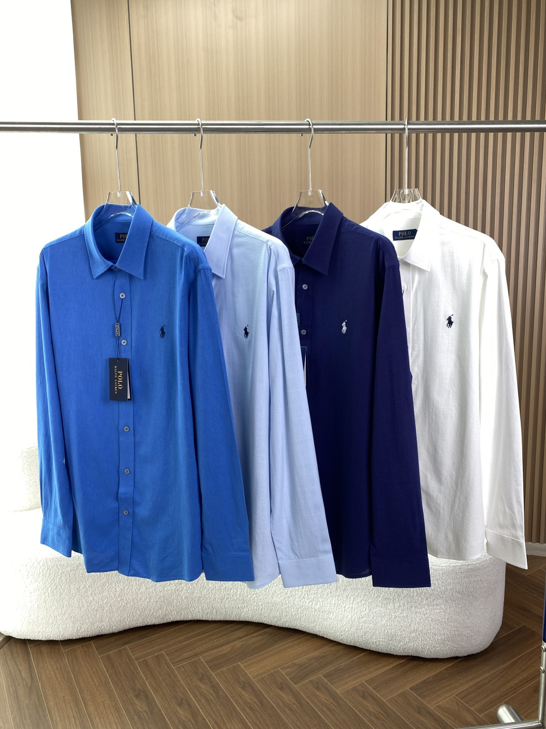 NO:827863,POLO RALPH LAUREN (Ralph Lauren polo) classic linen long-sleeved shirt 1. Brand and core logo Brand background POLO RALPH LAUREN is an American classic light luxury brand. Founded in 1967, with 'American classic casual' as its core style, it integrates the elegance of polo sports into daily wear. It is one of the world's most influential light luxury men's clothing brands. The small polo player embroidered logo (Polo) on the left chest is iconic.  Pony), different body colors with corresponding tonal embroidery (dark body with white embroidery, light color body with dark embroidery), are the most recognizable visual symbols of the brand. 2. Version and design details The collar is a classic point collar (Point Collar), with a crisp and stylish collar. It is suitable for wearing alone to create a casual feel, or it can be worn with a tie as a business outfit, adapting to the needs of various scenes.  The style is conventional straight cut, not tight or draggy, and is tolerant to all body types, taking into account both comfort and neat lines. The placket and cuffs have a single row of buttons of the same color, with neat alignment; the standard long-sleeve cuffs are fixed with buttons, and can be folded and adjusted freely. The simple design without breast pockets keeps the body clean and neat, conforms to the modern minimalist aesthetic, and avoids a sense of redundancy.  Linen material, soft and smooth to the touch, has a subtle texture, which is different from ordinary plain cotton and has a more high-end feel. It has excellent breathability and sweat absorption performance, suitable for spring and summer wear alone, and can also be used as an inner layer for autumn and winter. It has good wrinkle resistance, is not easy to deform for daily wear, and is easy to take care of. Scenario matching suggestions Daily casual Wear alone, unbutton 1-2 buttons on the collar, pair with jeans/casual pants + white shoes/loafers to create an American retro lazy style Light business commuting  Wear it under a suit jacket/knitted cardigan, paired with trousers + Derby shoes, taking into account both professionalism and comfort. Layer it in spring and autumn. Wear it under a white T-shirt, revealing the details of the collar and cuffs, adding layering to the outfit and adapting to the transitional season. Color selection: white is refreshing and clean, light blue is gentle and versatile, sapphire blue is eye-catching and eye-catching, and navy is calm and formal.,,loro piana,loafers,jeans,jackets & coats,shirts,tees,t-shirt,business  suits,ties,19860909POLO RALPH LAUREN（拉夫劳伦马球） 经典款亚麻长袖衬衫 一、品牌与核心标识 品牌背景POLO RALPH LAUREN是美国经典轻奢品牌,创立于1967年,以“美式经典休闲”为核心风格,将马球运动的优雅感融入日常穿搭,是全球极具影响力的轻奢男装品牌之一. 标志性识别左胸位置的小马球运动员刺绣标（Polo Pony）,不同衣身颜色搭配对应色调刺绣（深色衣身配白色刺绣,浅色衣身配深色刺绣）,是品牌最具辨识度的视觉符号. 二、版型与设计细节 领型经典尖领（Point Collar）,领型挺括有型,既适合单穿打造休闲感,也可搭配领带作为商务内搭,适配多场景需求. 版型常规直筒剪裁,不紧绷不拖沓,对各种身材包容性强,兼顾舒适感与利落线条. 门襟与袖口单排同色系纽扣门襟,走线工整；标准长袖袖口带纽扣固定,可自由翻折调整长度. 简约设计无胸袋设计,保持衣身干净利落,符合现代简约审美,避免冗余感. 亚麻材质,手感柔软顺滑,带有细微肌理感,区别于普通平纹棉,更具高级感. 透气吸汗性能优异,适合春夏单穿,也可作为秋冬内搭. 抗皱性较好,日常穿着不易变形,打理便捷. 场景 搭配建议 日常休闲 单穿,解开领口1-2颗纽扣,搭配牛仔裤/休闲裤+小白鞋/乐福鞋,打造美式复古慵懒风 轻商务通勤 内搭于西装外套/针织开衫,搭配西裤+德比鞋,兼顾专业感与舒适感 春秋叠穿 内搭白色T恤,露出领口与袖口细节,增加穿搭层次感,适配过渡季节 配色选择 白色清爽干净,浅蓝温柔百搭,宝蓝亮眼吸睛,藏青沉稳正式 .,,loro piana,loafers,jeans,jackets & coats,shirts,tees，t-shirt,business suit,ties,,Women's clothing