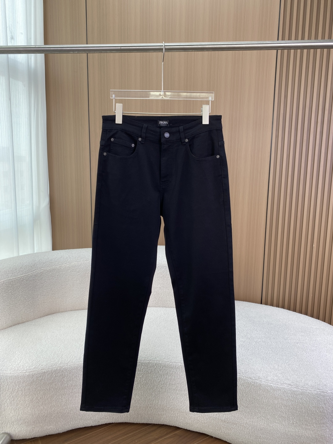 NO:827759,(High Quality) ZEGNA Light Luxury Style Black Slim Casual Jeans Design and Appearance Features Slim-fitting small straight-leg nine-point trousers with neat drape, which can not only modify the shape of the legs, cover small flaws, but also highlight the capable temperament, suitable for a variety of body types. The classic structure adopts the classic structure of five-pocket jeans, the waistband is closed with a metal button + zipper, and the design of small front pockets and rear square patch pockets combines practicality and retro feel.  The brown leather ZEGNA leather tag is sewn on the back waistband of the brand logo, and the tag is printed with the brand logo and the iconic pink and white stripes, which low-key highlights the light luxury texture and is the core visual identification point. The detailed craftsmanship is neat and fine, the fabric surface is flat and without unnecessary decoration, which is in line with Zegna's 'less is more' design aesthetics, and the overall texture is high-end. Material and performance analysis 69 cotton is skin-friendly, soft, moisture-absorbent and breathable, ensuring basic comfort for daily wear.  20.3 Tencel improves the drape and luster of the fabric, making the trousers slimmer, while enhancing breathability and perspiration performance. 7.8 Linen gives the fabric a natural breathability and slightly stiff texture, which is suitable for spring and summer wear and is not prone to stuffiness and sweating. 2.9 Lycra (spandex) provides moderate elasticity, no sense of restraint during activities, and enhances the fabric's resilience, making it less likely to loosen and deform after long-term wear.  The overall fabric is comfortable and drapey, with the looseness of casual pants and the neatness of trousers, making it an ideal transitional item for business and leisure scenes. Wearing scenarios and matching suggestions: For business commuting, pair it with a light-colored shirt/sweater + loafers, which is simple and capable, suitable for light business and workplace scenes, and highlights a sense of professionalism. For daily casual wear, pair it with a solid-color T-shirt/sweatshirt + white shoes to create a relaxed look, suitable for weekend trips and shopping.  Layer the look with a suit jacket/windbreaker to add a sense of layering, adapt to the cooler weather in spring and autumn, and enhance the sophistication of the look. The color scheme refers to black trousers, which are versatile and can be paired with low-saturated color tops such as white, gray, navy blue, etc. to avoid visual clutter. Washing and care instructions 1. Washing method is recommended to be machine washed/hand washed in cold water, the water temperature does not exceed 30°C, and washed inside out to avoid friction and pilling of the fabric. 2.  Do not bleach or tumble dry at high temperatures, just hang to dry to prevent Tencel and linen components from shrinking and deforming. 3. Use a pad when ironing, and the temperature should not exceed 110°C. Avoid directly ironing the leather tag area to prevent the leather tag from aging and falling off. 4. Storage is recommended to be hung to avoid wrinkles caused by long-term extrusion, and to keep the pants shape drape.,,zegna,loafers,hoodie,sweatshirts,jeans,jackets & coats,shirts,tees,t-shirt,business  suit,19860909（高品质） ZEGNA（杰尼亚）轻奢风黑色修身休闲牛仔裤 设计与外观特征 版型剪裁修身小直筒九分裤型,裤管利落垂坠,既能修饰腿型、遮盖小瑕疵,又能凸显干练气质,适配多种身材. 经典结构采用五袋牛仔裤经典结构,腰头为金属纽扣+拉链闭合,前侧小口袋、后侧方形贴袋的设计,兼顾实用性与复古感. 品牌标识后腰头缝制棕色皮质ZEGNA皮牌,吊牌印有品牌Logo与标志性粉白条纹,低调彰显轻奢质感,是核心视觉识别点. 细节工艺车线工整细密,面料表面平整无多余装饰,符合杰尼亚“少即是多”的设计美学,整体质感偏高级. 材质与性能解析 69棉亲肤柔软、吸湿透气,保证日常穿着的基础舒适度. 20.3天丝提升面料垂坠感与光泽感,让裤型更利落,同时增强透气排汗性能. 7.8亚麻赋予面料天然透气感与微挺括质感,适合春夏季节穿着,不易闷汗. 2.9莱卡（氨纶）提供适度弹性,活动时无束缚感,同时增强面料回弹性,久穿不易松垮变形. 整体面料属于舒适垂坠型,既有休闲裤的松弛感,又有西裤的利落感,是商务与休闲场景的理想过渡单品. 穿着场景与搭配建议 商务通勤搭配浅色系衬衫/针织衫+乐福鞋,简约干练,适配轻商务、职场场景,凸显专业感. 日常休闲搭配纯色T恤/卫衣+小白鞋,打造松弛感穿搭,适合周末出行、逛街. 叠穿造型外搭西装外套/风衣,增加层次感,适配春秋微凉天气,提升造型精致度. 配色参考黑色裤装百搭,可搭配白色、灰色、藏青色等低饱和色系上衣,避免视觉杂乱. 洗涤与保养说明 1. 洗涤方式建议冷水轻柔机洗/手洗,水温不超过30℃,反面洗涤,避免面料摩擦起球. 2. 不可漂白、不可高温烘干,悬挂晾干即可,防止天丝、亚麻成分缩水变形. 3. 熨烫时需垫布,温度不超过110℃,避免直接熨烫皮质皮牌区域,防止皮牌老化脱落. 4. 存放建议悬挂存放,避免长时间挤压导致褶皱,保持裤型垂坠.,,zegna,loafers,hoodie,sweatshirts,jeans,jackets & coats,shirts,tees，t-shirt,business suit,,Women's clothing