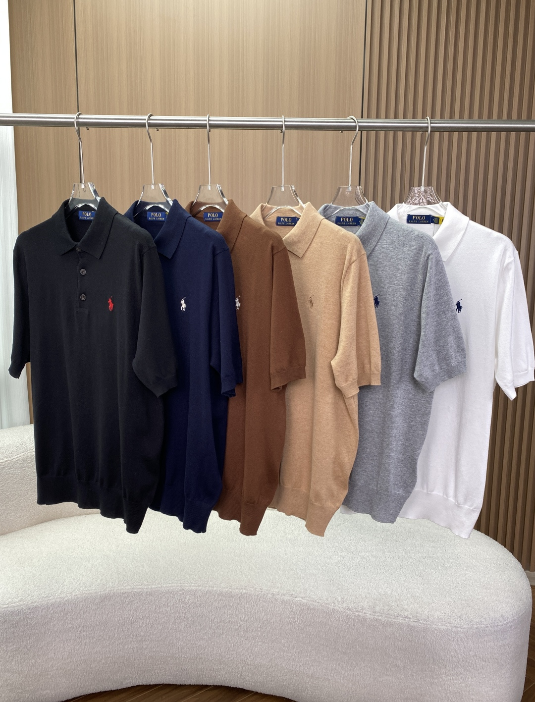 NO:826121,Polo Ralph Lauren jersey short-sleeved Polo shirt core design and fit This is Ralph Lauren's classic basic jersey Polo, focusing on simplicity, versatility and comfort. The classic Polo collar has a crisp flat lapel, which modifies the neck line, retains the brand's iconic business casual tone, and is suitable for a variety of occasions. The half placket has 3 buttons on the front and 3 resin buttons. The opening of the neckline can be adjusted, making it easy to put on and take off, and can also be used to create different styles.  The plain knitted fabric is different from the cable knitted style. It adopts fine plain knitting technology. The fabric is lighter, breathable and has a good drape. It is suitable for spring and summer wear. The ribbed cuffs and hem are ribbed knitted to fix the shape and prevent deformation after washing while increasing the fit. The iconic Polo riding swing pony embroidery is embroidered on the left chest. Different color matching clothes are matched with the corresponding tonal horse logo, low-key highlighting the brand identity. Materials and technology  The fabric is made of cotton (except for the decorative parts), which is skin-friendly, breathable, sweat-absorbent, soft to the touch, and not easy to sweat when worn for a long time. Detailed craftsmanship: The buttons are made of resin, with a warm texture, and are coordinated with the color of the body. The knitted texture is tight, not easy to pill, and has both durability and comfort. Color version 1. Navy blue model is calm and business-friendly, with a white pony logo, suitable for workplace commuting, and goes well with trousers and khaki pants. 2.  The heather gray model is casual and casual, with a dark blue pony logo, suitable for daily shopping and dating, and looks more relaxed when paired with jeans. 3. The pure white model is refreshing and clean, with a dark blue pony logo, which is the most versatile choice in spring and summer. It is suitable for light-colored bottoms, and the style is fresh and age-reducing. 4. The camel/khaki model is retro and gentle, with the pony logo of the same color, restoring the American retro style, suitable for pairing with jeans and loafers. 5.  The pure black model has a cool personality and is paired with a red pony logo. It has a strong visual contrast and is suitable for street style wear. It is stain-resistant and easy to care for. 6. The dark brown model is warm and retro and paired with a white pony logo. It is between business and leisure and is suitable for layering in autumn and winter or wearing alone in spring and summer. Washing care: Machine washable, use a gentle washing cycle. Only use chlorine-free bleach (if necessary). Can be tumble dried at low temperature. Iron at medium temperature (up to 150℃), and can be ironed inside out.  It is recommended that pure cotton knitwear be machine-washed or hand-washed as gently as possible to avoid long-term exposure to the sun, and to prevent fading and deformation. Suggestions for matching and scenarios: Wear the navy blue/camel model alone for work and with trousers/casual trousers + loafers to create a light business style. The casual heather gray/white model is paired with jeans/casual shorts + canvas shoes for daily casual wear, suitable for shopping and dating. The retro style camel/dark brown model is paired with khaki pants + derby shoes to restore the classic American college style.  The layering technique is worn inside a long-sleeved shirt, exposing the collar and pony mark, adding layering to the outfit, suitable for spring and autumn.,,loro piana,loafers,shorts,jeans,shirts,T-shirt,19860909拉夫劳伦Polo Ralph Lauren 平纹针织短袖Polo衫  核心设计与版型 这是Ralph Lauren经典的基础款平纹针织Polo,主打简约百搭与舒适感 经典Polo领型挺括平翻领,修饰颈部线条,保留品牌标志性的商务休闲调性,适配多种场合. 半开襟3粒扣前襟3颗树脂纽扣,可调节领口开合度,方便穿脱,也能打造不同穿搭风格. 平纹针织面料区别于绞花款,采用细腻平纹针织工艺,面料更轻薄透气,垂坠感好,适合春夏季节穿着. 罗纹收边袖口与下摆采用罗纹针织收边,固定版型,防止洗后变形,同时增加穿着贴合感. 左胸小马标刺绣标志性Polo骑马挥杆小马刺绣,不同配色衣服搭配对应色调马标,低调彰显品牌身份. 材质与工艺 面料成分棉（装饰部分除外）」,亲肤透气、吸汗性强,触感柔软,久穿不易闷汗. 细节工艺 纽扣为树脂材质,质感温润,与衣身颜色协调. 针织纹理紧密,不易起球,耐用性与舒适度兼顾. 颜色版本 1. 藏蓝色款沉稳商务,搭配白色小马标,适合职场通勤,搭配西裤、卡其裤都很和谐. 2. 麻灰色款休闲随性,搭配深蓝色小马标,适合日常逛街、约会,搭配牛仔裤更显轻松. 3. 纯白色款清爽干净,搭配深蓝色小马标,是春夏最百搭的选择,适配浅色系下装,风格清新减龄. 4. 驼色/卡其色款复古温柔,搭配同色系小马标,还原美式复古风,适合搭配牛仔裤、乐福鞋. 5. 纯黑色款酷感个性,搭配红色小马标,视觉对比强烈,适合街头风穿搭,耐脏易打理. 6. 深棕色款温暖复古,搭配白色小马标,介于商务与休闲之间,适合秋冬叠穿或春夏单穿. 洗涤护理 可机洗,使用温和洗涤程序 仅使用无氯漂白剂（必要时） 可低温滚筒烘干 中温熨烫（最高150℃）,可翻面熨烫 建议纯棉针织品尽量轻柔机洗或手洗,避免长时间暴晒,防止褪色与变形. 搭配与场景建议 职场通勤藏蓝/驼色款单穿,搭配西裤/休闲西裤+乐福鞋,打造轻商务风格. 日常休闲麻灰/白色款搭配牛仔裤/休闲短裤+帆布鞋,轻松随性,适合逛街、约会. 复古穿搭驼色/深棕色款搭配卡其裤+德比鞋,还原经典美式学院风. 叠穿技巧内搭在长袖衬衫中,露出领口与小马标,增加穿搭层次感,适合春秋季节.,,loro piana,loafers,shorts,jeans,shirts,T-shirt,,Women's clothing