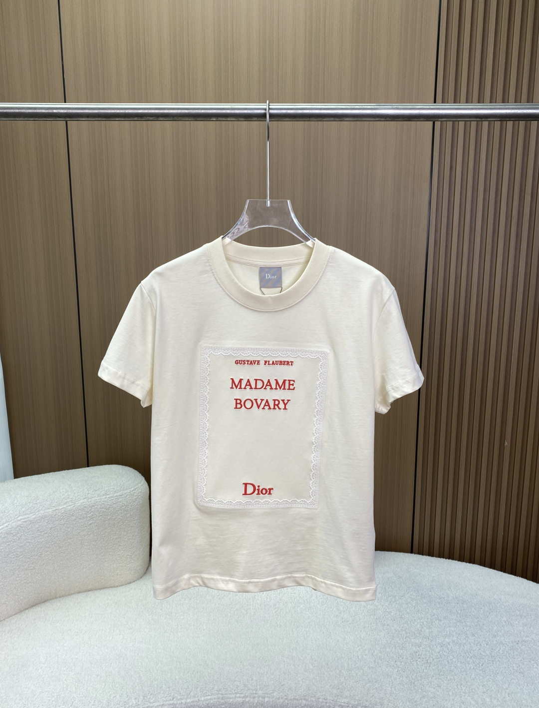 NO:808338,(Original customization) Dior literature-themed embroidered cotton short-sleeved T-shirt This is a limited-edition T-shirt with literary style from the top French luxury brand Dior. It is inspired by the classic literary work 'Madame Bovary' and perfectly integrates 'literary romance + French sophistication'. It is a light luxury item with both artistic sense and brand recognition. Brand and design background Brand traceability Dior was founded in Paris, France in 1946, with 'New  'Look' with new style and advanced customization aesthetics as its core, it is a benchmark brand in the global fashion and luxury goods industry. It is good at injecting cultural elements such as art and literature into ready-to-wear design. This literary co-branded model belongs to Dior's 'Literature Series' and pays tribute to the classic novel 'Madame Bovary' by French writer Gustave Flaubert. It combines the literary title with the brand logo to convey the French intellectual style.  The design implies that the white lace border simulates the texture of retro letters/book pages, and the red embroidered text echoes the romance and tragedy of the novel. It not only retains the exquisiteness of Dior, but also injects a strong literary atmosphere. Design and pattern details The pattern is cut using Relaxed Fit (loose shoulders) or Boxy Fit (wide), with moderate length, cream (off-white) base, gentle and white, and very tolerant to the figure.  The neckline is designed with a round neck + high-density ribbing to reinforce the neckline, which fits the neck and is not easily deformed. The cream ribbing is the same color as the body, making the overall vision more harmonious. The core logo is inlaid with a white lace border on the chest, simulating the exquisiteness of retro letter paper, with delicate and neat edges. The frame is embroidered in red with the author's name GUSTAVE FLAUBERT on the top, the book name MADAME BOVARY in the middle, and the brand name Dior on the bottom. The embroidery is full and three-dimensional, with sharp color contrast.  Fabric and technology The material component is combed cotton, which is a high-count pure cotton fabric. It has a soft texture and is skin-friendly, with excellent breathability. The cream base has a gentle retro filter, suitable for spring and summer wear. Technology advantages Three-dimensional embroidery technology The red text embroidery has fine stitches, clear edges, strong three-dimensional effect, and is not easy to deform and fall off after washing. Lace welt technology The white lace is precision sewn and fits smoothly with the body without excess burrs, which improves the overall sophistication. Washing and care guide  Washing requirements: The water temperature does not exceed 40°C, machine wash or hand wash on a gentle cycle, use neutral detergent. Wash inside out to avoid friction damage to embroidery and lace. Wash dark and light colored clothes separately to avoid color transfer. Do not bleach, dry clean, or iron at high temperatures (only low-temperature ironing on the reverse side). It is recommended to lay flat or hang to dry in the shade to avoid sun exposure, which may cause the fabric to turn yellow and the embroidery to fade. Outfit and scene plan  The French literary style is paired with a white denim skirt or wide-leg pants, Mary Janes or loafers, a beret and a pearl necklace to create a gentle and intellectual French intellectual look. The urban light luxury style is paired with black suit pants or straight jeans, and a Dior small suit or windbreaker to low-key highlight the brand identity and is suitable for the workplace and high-end social scenes.  In the layering method, wear a turtleneck bottoming shirt inside and a knitted cardigan or vest outside. You can also continue the style in autumn and winter and enhance the layering of your outfit.19860909（原版定制） Dior（迪奥）文学主题刺绣纯棉短袖T恤 这是法国顶级奢侈品牌 Dior（迪奥） 旗下的文艺风限定款T恤,以经典文学作品《包法利夫人》为核心设计灵感,将「文学浪漫+法式精致」完美融合,是兼具艺术感与品牌辨识度的轻奢单品. 品牌与设计背景 品牌溯源Dior 1946年创立于法国巴黎,以「New Look」新风貌和高级定制美学为核心,是全球时尚与奢侈品行业的标杆品牌,擅长将艺术、文学等文化元素注入成衣设计. 文学联名本款属于Dior「文学系列」,致敬法国作家居斯塔夫·福楼拜（Gustave Flaubert）的经典小说《包法利夫人》（Madame Bovary）,将文学标题与品牌标识结合,传递法式知识分子风格. 设计寓意白色蕾丝边框模拟复古书信/书页质感,红色刺绣文字呼应小说的浪漫与悲剧色彩,既保留了Dior的精致感,又注入了浓厚的文艺氛围. 设计与版型细节 版型剪裁采用 Relaxed Fit（宽松落肩） 或 Boxy Fit（阔型） 剪裁,衣长适中,奶油色（米白色）基底温柔显白,对身材包容性极强. 领口设计圆领+高密罗纹加固领口,贴合颈部且不易变形,奶油色罗纹与衣身同色,整体视觉更和谐. 核心标识 胸前镶嵌白色蕾丝花边框,模拟复古信纸的精致感,边缘细腻工整. 框内采用红色立体刺绣顶部为作者名 GUSTAVE FLAUBERT,中间为书名 MADAME BOVARY,底部为品牌名 Dior,刺绣饱满立体,色彩对比鲜明. 面料与工艺 材质成分精梳棉,属于高支纯棉面料,质感柔软亲肤,透气性极佳,奶油色基底自带温柔的复古滤镜,适合春夏季节穿着. 工艺优势 立体刺绣工艺红色文字刺绣针脚细密、边缘清晰,立体感强,洗后不易变形、脱线. 蕾丝贴边工艺白色蕾丝采用精密缝制,与衣身贴合平整,无多余毛边,提升了整体精致度. 洗护与保养指南 洗涤要求 水温不超过40℃,轻柔机洗或手洗,使用中性洗涤剂. 反面洗涤,避免刺绣与蕾丝被摩擦损坏. 深浅色衣物分开洗涤,避免串色. 禁忌操作不可漂白、不可干洗、不可高温熨烫（仅可低温反面熨烫）. 晾晒建议阴凉处平铺或悬挂晾干,避免阳光暴晒导致面料发黄、刺绣褪色. 穿搭与场景方案 法式文艺风搭配白色牛仔半裙或阔腿裤,脚踩玛丽珍鞋或乐福鞋,搭配贝雷帽与珍珠项链,打造温柔知性的法式知识分子造型. 都市轻奢风搭配黑色西装裤或直筒牛仔裤,外搭Dior小西装或风衣,低调彰显品牌身份,适配职场与高端社交场景. 叠穿玩法内搭高领打底衫,外穿针织开衫或马甲,秋冬也能延续风格,提升穿搭层次感.,,dior,dior,loafers,mary jane,skirts,jeans,T-shirt,tees，t-shirt,business suit,necklace,hats,,Women's clothing