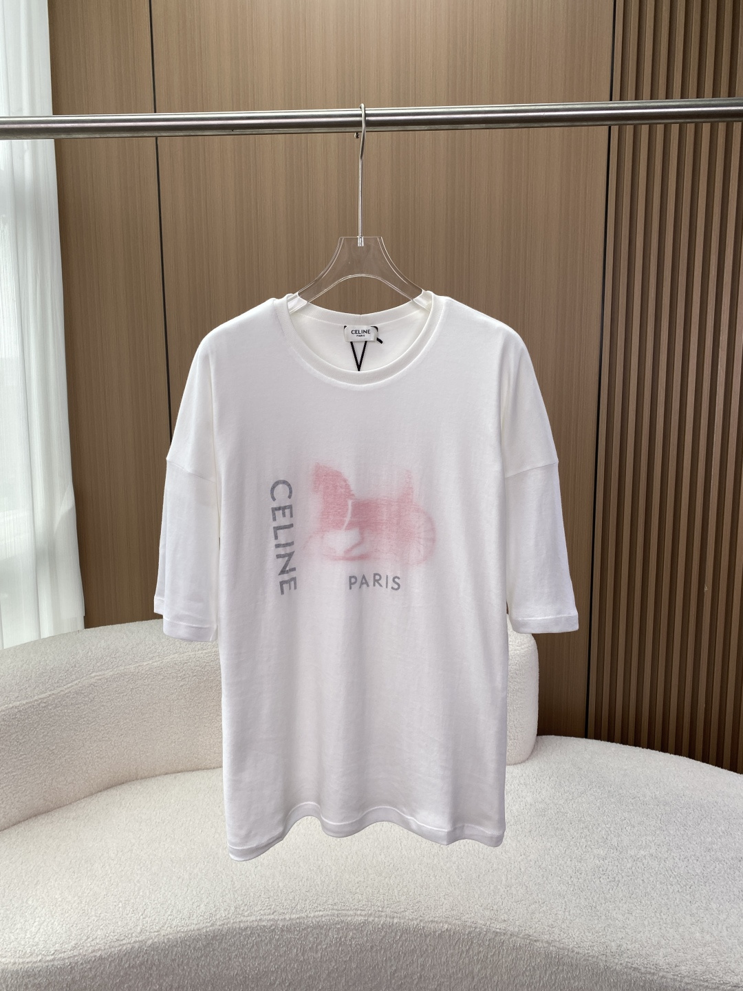 NO:827769,(Two fake pieces, original customization) The real thing is awesome. Celine double-layer carriage print short-sleeved T-shirt. Brand tone CELINE is a top French luxury brand, famous for the 'minimalist rock style' of Hedi Slimane's period and the 'retro high-end sense' of the current creative director. This T-shirt perfectly continues the brand's balanced aesthetic of 'advanced ready-to-wear + interesting prints'. Core design and craftsmanship 1. Appearance design The color and pattern are classic off-white, with a red carriage silhouette print on the inner layer and a black CELINE PARIS letter logo on the outer layer. The red carriage on the inner layer uses a hazy blooming treatment, which is both girlish and playful, and in line with CELINE's low-key high-end tonality, without being cliché. The version is loose and off-shoulder (Oversize/Boxy) Fit), round neck design, longer length. This version is very tolerant to the body, can cover the flesh and make you slim, creating a casual and lazy 'Clean Fit' style. 2. Fabric material: Cotton. Pure cotton fabric ensures excellent skin-friendly feel and breathability, suitable for spring and summer wear. The textured fabric has moderate stiffness, is not easy to collapse and deform, and retains the soft and waxy feel of cotton. 3. Care label The wash water label clearly indicates 'Dry Clean Only'. This is a common standard for luxury T-shirts. It is designed to protect high-end printing and collar ribbing and prevent deformation and cracking caused by washing. 3. Wearing style and scene The style is positioned as sweet and cool, American retro, and minimalist for commuting. Matching ideas: If the lower body is missing, pair it with cycling pants/denim hot pants to expose the slender legs and highlight the casual fashion sense. The commuting intellectual style is paired with high-waisted suit pants/long skirts and a small suit, which balances cuteness and professionalism. The casual street style is paired with ripped jeans and canvas shoes/sneakers, suitable for daily shopping and outings. Suitable for both men and women (Unisex), girls wear boyfriend style with missing bottoms, boys wear loose and trendy men's style.,,celine,celine,versace,skirts,jeans,T-shirt,tees,t-shirt,business suit,19860909（假两件、原版定制）实物超赞 赛琳CELINE 双层马车印花短袖T恤 品牌调性CELINE是法国顶级奢侈品牌,以Hedi Slimane时期的“极简摇滚风”和现任创意总监的“复古高级感”著称.这件T恤完美延续了品牌“高级成衣+趣味印花”的平衡美学. 核心设计与工艺 1. 外观设计 配色与图案经典米白色,里层搭配红色马车剪影印花与外层黑色的CELINE PARIS 字母标识.里层红色马车采用了朦胧的晕染处理,既有少女心的俏皮,又符合CELINE低调的高级调性,不流于俗套. 版型宽松落肩版型（Oversize/Boxy Fit）,圆领设计,衣长偏长.这种版型对身材包容性极强,可遮肉显瘦,打造随性慵懒的“Clean Fit”风格. 2. 面料材质 成分棉（ Cotton）.纯棉面料保证了极佳的亲肤感与透气性,适合春夏穿着. 质感面料挺括度适中,不易软塌变形,同时保留了棉料的软糯触感. 3. 洗护标识 洗水标明确指示“只可干洗”（Dry Clean Only）.这是奢侈T恤的常见标准,旨在保护高端印花和领口罗纹,防止水洗导致的变形与开裂. 三、 穿搭风格与场景 风格定位甜酷风、美式复古、极简通勤. 搭配思路 下半身失踪法搭配骑行裤/牛仔热裤,露出修长腿部,凸显随性时髦感. 通勤知性风搭配高腰西装裤/半身长裙,外搭小西装,将可爱与职业感中和. 休闲街头风搭配破洞牛仔裤与帆布鞋/板鞋,适合日常逛街、出游. 适用人群男女皆可（Unisex）,女生穿是下衣失踪的男友风,男生穿是宽松潮男风.,,celine,celine,versace,skirts,jeans,T-shirt,tees，t-shirt,business suit,,Women's clothing