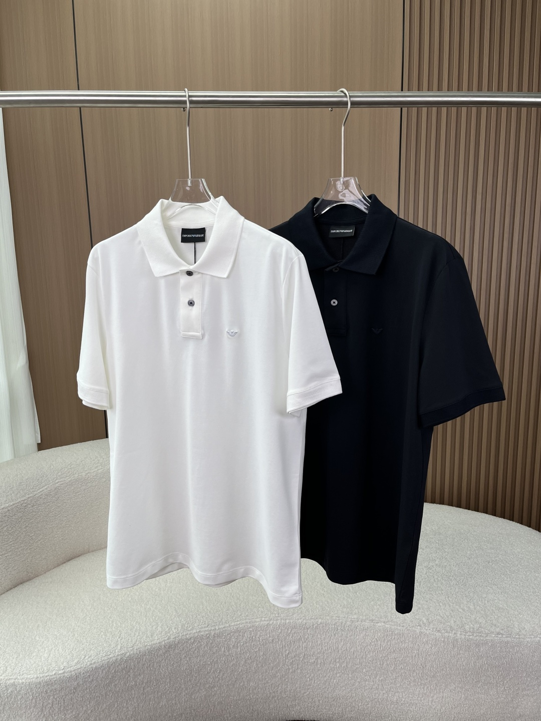 NO:837143,Armani classic lapel Polo gift box packaging, a must-have for personal use｜Wear the sense of luxury in daily life Armani's iconic lapel short-sleeves, a classic style that falls instantly. The low-key embroidered eagle logo on the chest is exquisite and engraved in the brand DNA. It is unobtrusive but has its own recognition, and it is easy to grasp the sense of luxury. Pure cotton fabric, giving the skin the purest comfort  It is skin-friendly, breathable and not sweaty, with a soft but not collapsed texture. It has a crisp and stylish upper body. It can be worn for daily commuting and casual outings. It is not easy to deform after being worn for a long time. It is available in black and white, covering all dressing scenarios for boys. The white version is clean and refreshing, while the black version is calm and elegant. The simple lapel design modifies the neck line. Whether it is worn alone or layered, it can be easily controlled and suitable for various occasions.  From fabrics to details, Armani’s ingenious craftsmanship is hidden in every aspect. It is a versatile piece that will never go out of style in the wardrobe. Wear it and you will look like a stylish man.,, armani, jackets & coats, T-shirt,19860909阿玛尼经典翻领Polo礼盒包装 送人自用必备｜把高级感穿在日常里 阿玛尼标志性翻领短袖,一眼沦陷的经典款 胸前低调刺绣鹰标,是刻在品牌DNA里的精致,不张扬却自带辨识度,轻松拿捏高级感. 纯棉面料,给肌肤最纯粹的舒适 亲肤透气不闷汗,软而不塌的质感,上身挺括有型,日常通勤、休闲出街都能穿,久穿也不易变形. 黑白两色,承包男生的所有穿搭场景 白款干净清爽,黑款沉稳大气,简约翻领设计修饰脖颈线条,不管是单穿还是叠穿外套,都能轻松驾驭,适配各种场合. 从面料到细节,每一处都藏着阿玛尼的匠心工艺,是衣柜里永不过时的百搭神款,穿上就是行走的质感型男.,,armani,jackets & coats,T-shirt,,Women's clothing