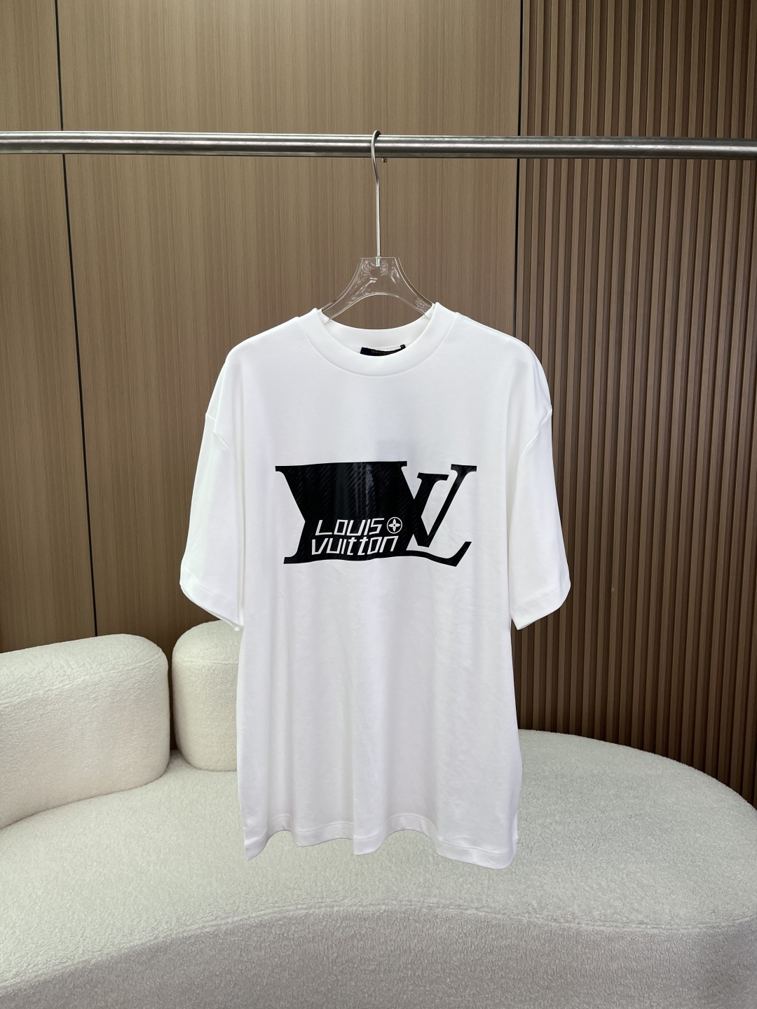 NO:837796,(Original customization, the real thing is awesome) Louis Vuitton (Louis Vuitton) carbon fiber texture LV letter printed short-sleeved T-shirt This is the trendy sports style core item of the LV 2026 spring and summer series. It takes the brand’s classic LV letters as the design core and incorporates carbon fiber texture technology. It has both luxurious texture and street trend. Style design 1. Core design elements Front printing  The main body is LV's iconic large-size LV letters. The interior of the letters uses carbon fiber texture embossing/offset printing technology, showing a racing and sports style of technology, breaking the monotony of traditional logos; the white handwritten Louis Vuitton brand name is superimposed in the middle of the letters, paired with the brand's classic four-leaf flower logo, to strengthen brand recognition and is a design that 'recognizes the brand at a glance';  The process adopts environmentally friendly offset printing/three-dimensional embossing, the pattern is clear and full, the edges are not smudged, the touch is soft but not hard, and it will not crack or fall off after long-term washing. The cut is loose and wide-shouldered, and the same style for men and women. It is highly tolerant for all body shapes (skinny, slightly fat, and strong), hiding the flesh, creating an unintentional sense of relaxation, and suitable for the current popular oversize wear. The color selection is basically pure white, refreshing and versatile, suitable for all seasons.  Fabric and ingredients 1. Fabric ingredients The main fabric is COTTON (pure cotton), which is a high-end fabric configuration for luxury T-shirts. The ribbed part (neckline/cuffs/hem) is also made of pure cotton. 2. Fabric advantages: Heavy-weight long-staple cotton, skin-friendly and breathable, strong sweat absorption, no stuffiness when worn in spring and summer; The fabric has been pre-shrunk, so it is not easy to shrink or deform after long-term wear. It becomes softer and more textured as it wears;  The drape is excellent, and the upper body is stiff but not collapsed, creating a lazy and relaxed wearing effect. At the same time, the carbon fiber technology improves the stiffness of the fabric and is not easy to wrinkle. Washing and maintenance Full-scenario dressing plan 1. Street fashion style white LV printed T-shirt + black overalls/legged pants + high-top canvas shoes/dad shoes, creating a street fashion sense, suitable for daily outings and trendy gatherings. 2. Casual commuting style white LV printed T-shirt +  Blue straight jeans + white shoes/loafers, suitable for commuting and informal business occasions, low-key and textured. 3. Hot girl/missing bottom style white LV printed T-shirt + black cycling pants/stockings + dad shoes, create a hot girl outfit, the same style for men and women, suitable for street and trendy scenes. 4. Spring and autumn layering style white LV printed T-shirt + denim jacket/black leather jacket +  Casual pants, create a sense of layering, high-end and full, suitable for all seasons.,, louis vuitton, louis vuitton, louis vuitton, versace, loafers, jeans, jackets & coats, T-shirt, tees, t-shirt, leather jacket,19860909（原版定制、实物超赞） Louis Vuitton（路易威登）碳纤纹理LV字母印花短袖T恤 这是LV 2026春夏系列的潮流运动风核心单品,以品牌经典LV字母为设计核心,融入碳纤纹理工艺,兼具奢华质感与街头潮流感 款式设计 1. 核心设计元素 正面印花 主体为LV标志性大尺寸LV字母,字母内部采用碳纤纹理压印/胶印工艺,呈现出赛车、运动风的科技感,打破传统logo的单调； 字母中间叠加白色手写体Louis Vuitton品牌名,搭配品牌经典四叶花标,强化品牌辨识度,是“一眼识品牌”的设计； 工艺采用环保胶印/立体压印,图案清晰饱满,边缘无晕染,触感柔软不发硬,久洗不开裂、不脱落. 版型剪裁采用宽松落肩阔版剪裁,男女同款,对所有身形（瘦、微胖、壮硕）都有极强包容性,藏肉显瘦,打造不刻意的松弛感,适配当下流行的Oversize穿搭. 配色选择基础纯白色,清爽百搭,适配全季节穿搭. 面料与成分 1. 面料成分 主体面料为 COTTON（纯棉）,是奢侈品T恤的高端面料配置,罗纹部分（领口/袖口/下摆）同样为纯棉材质. 2. 面料优势 重磅长绒棉,亲肤透气,吸汗性强,春夏穿着无闷热感； 面料经过预缩水处理,久穿不易缩水、不易变形,越穿越软,越穿越有质感； 垂坠感优秀,上身挺括不塌,打造慵懒松弛的穿搭效果,同时碳纤工艺提升了面料的挺括度,不易起皱. 洗护保养 全场景穿搭方案 1. 街头潮流风 白色LV印花T恤 + 黑色工装裤/束脚裤 + 高帮帆布鞋/老爹鞋,打造街头潮流感,适配日常出街、潮流聚会. 2. 休闲通勤风 白色LV印花T恤 + 蓝色直筒牛仔裤 + 小白鞋/乐福鞋,适配通勤、非正式商务场合,低调有质感. 3. 辣妹/下衣失踪风 白色LV印花T恤 + 黑色骑行裤/长筒袜 + 老爹鞋,打造辣妹穿搭,男女同款,适配街头、潮流场景. 4. 春秋叠穿风 白色LV印花T恤 + 牛仔外套/黑色皮衣 + 休闲裤,打造层次感,高级感拉满,适配全季节.,,louis vuitton,louis vuitton,louis vuitton,versace,loafers,jeans,jackets & coats,T-shirt,tees，t-shirt,leather jacket,,Women's clothing