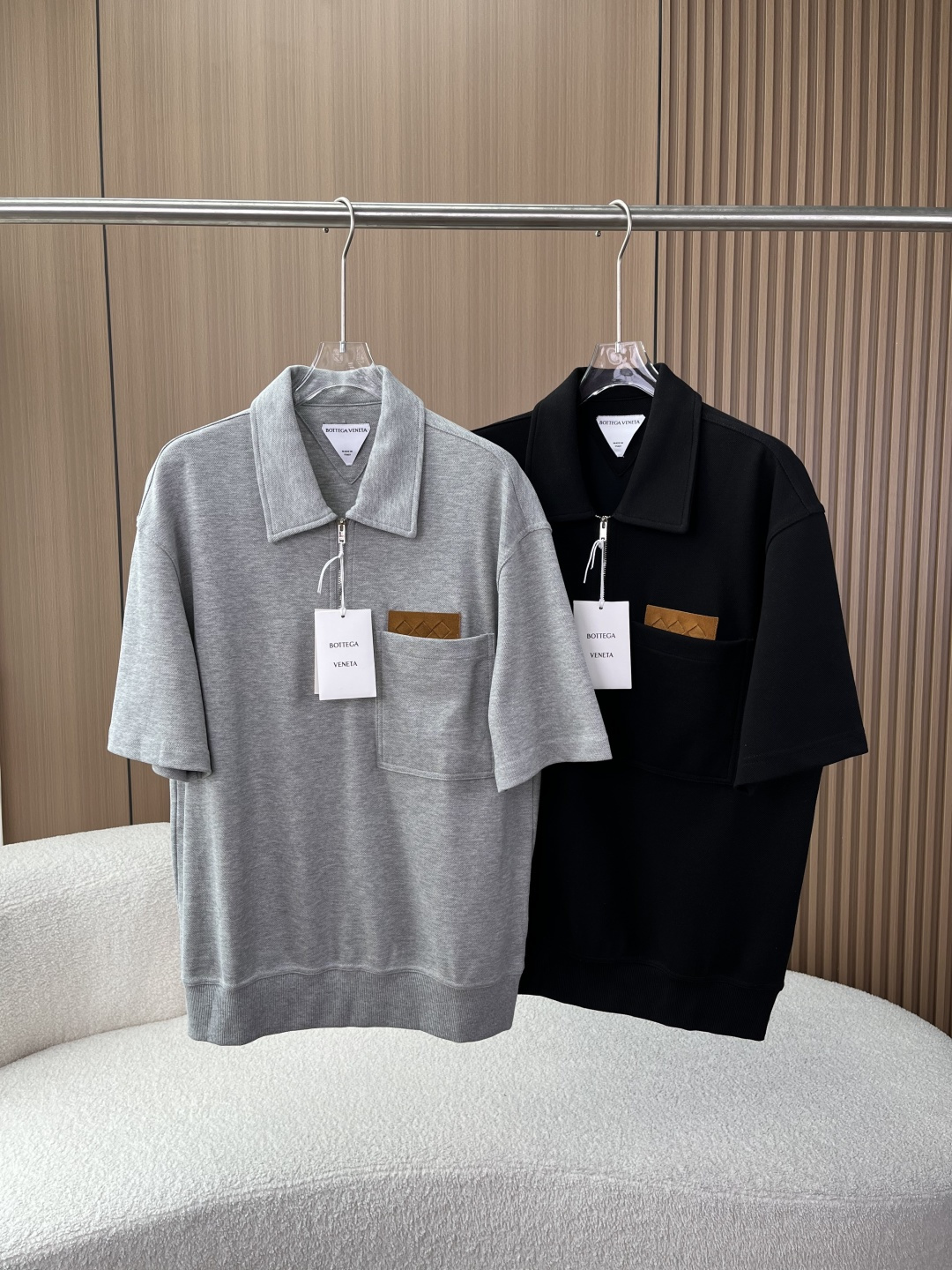 NO:808332,BOTTEGA VENETA (BV) Men's Half-Zip Polo Shirt 1. Style and cut: It adopts a loose shoulder wide cut, which weakens the restraint of the shoulder line. It is highly tolerant to all body shapes (thin, slightly fat, and strong), hides the flesh and makes you look slimmer, and creates an unintentional sense of relaxation. It is BV's iconic 'pressure-free luxury' design.  The proportion of the length of the garment has been optimized, and the hem is ribbed to fit the body shape without collapsing. It will not look bloated when worn alone or layered. 2. Collar shape and placket The large lapel + half-open zipper is the soul design that is different from the traditional button Polo. The zipper can freely adjust the opening and closing of the collar. The zipper can be zipped up neatly and neatly, suitable for business commuting; the zipper can be opened to be lazy and casual, and it can transform into a V-neck in seconds, suitable for daily outings.  The zipper details are customized with silver metal zippers and brand engraved pulls, which are smooth and non-stuck; paired with white double-strand cotton rope anti-oxidation drawstrings. 3. Pockets and brand logo Large left chest patch pocket + brown suede Intrecciato logo Intrecciato (woven) is the soul craft of BV. It is presented in the form of embossing on the first-layer suede label. The contrasting design breaks the boring solid color and is a low-key logo that 'people who know the industry can recognize the brand at a glance'.  Pockets are routed with double-strand seaming technology, neat and without jumpers, which reflects the top quality control of Made in Italy. 4. Color matching and style: Available in pure black/hemp gray. Black is classic and versatile, suitable for business and formal occasions, low-key to highlight status; hemp gray is loose and full, suitable for daily and casual scenes, creating a Japanese/old money style outfit. 5. The fabric is mainly made of heavy pique mesh pure cotton, which is crisp and stylish, not easy to wrinkle, and will not deform after long-term wear;  The mesh structure is breathable, sweat-absorbent and quick-drying, so you don’t feel stuffy when wearing it in spring and summer; the texture of heavy cotton becomes softer and has a retro charm. 6. Washing and maintenance The maximum washing temperature of the water is 30°C, and a weak washing program is recommended. Do not use bleach, do not tumble dry, and do not iron at high temperatures (marked 110°C prohibits steam ironing).  It is recommended that if there are stains on the clothes, it is recommended to consult a professional brand laundry store to maintain the fabric texture and fit. 4. Wear suitability This Polo shirt is simple and low-key in style without losing texture. The black version is suitable for business and casual commuting and daily outings; the gray version is more Japanese-style and relaxed. It can be paired with casual trousers, jeans or straight-leg pants. It is suitable for outer wear alone and is a must-have item for high-quality men's clothing.,,bottega veneta,bottega  veneta,jeans,chamois leather,19860909BOTTEGA VENETA（BV）男士半拉链Polo衫 1. 版型与剪裁 采用宽松落肩阔版剪裁,弱化肩线束缚,对所有身形（瘦、微胖、壮硕）都有极强包容性,藏肉显瘦,打造不刻意的松弛感,是BV标志性的“无压力奢华”设计. 衣长比例经过优化,下摆罗纹收边,贴合身形不垮塌,单穿、叠穿都不会显臃肿. 2. 领型与门襟 大翻领+半开拉链是灵魂设计区别于传统纽扣Polo,拉链可自由调节领口开合度 拉上拉链利落干练,适配商务通勤； 拉开拉链慵懒随性,秒变V领,适配日常出街. 拉链细节定制银色金属拉链,拉头带品牌刻印,顺滑不卡顿；搭配白色双股棉绳防氧化拉绳. 3. 口袋与品牌标识 左胸大贴袋+棕色麂皮Intrecciato标Intrecciato（编织）是BV的灵魂工艺,这里以压纹形式呈现在头层麂皮标上,撞色设计打破纯色沉闷,是“懂行的人一眼识品牌”的低调标识. 口袋走线双股锁边工艺,工整无跳线,是意大利制造的顶级品控体现. 4. 配色与风格 提供纯黑/麻灰两色 黑色经典百搭,适配商务、正式场合,低调彰显身份； 麻灰松弛感拉满,适配日常、休闲场景,打造日系/老钱风穿搭. 5. 面料 主体为重磅珠地网眼纯棉 挺括有型,不易皱,久穿不变形； 网眼结构透气性拉满,吸汗速干,春夏穿着无闷热感； 重磅棉质感越穿越软,越穿越有复古韵味. 6. 洗护与保养 水温最高洗涤温度30℃,建议使用弱洗程序. 禁忌不可使用漂白剂、不可滚筒烘干、不可高温熨烫（标注110℃禁止蒸汽熨烫）. 建议衣物如有污渍,建议咨询专业的品牌洗护店,维持面料质感与版型. 4. 穿搭适配性 这款Polo衫风格简约低调且不失质感,黑色款适合商务休闲通勤、日常出街；灰色款更偏向日系松弛感.可搭配休闲西裤、牛仔裤或直筒裤,单穿外搭都很合适,是高品质男装的刚需单品.,,bottega veneta,bottega veneta,jeans,chamois leather,,Women's clothing