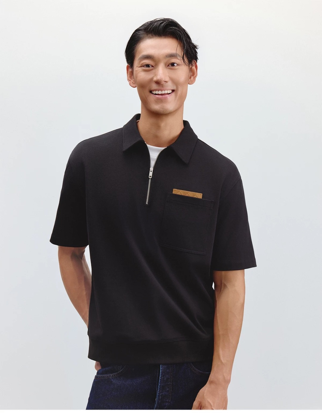 NO:808335,The style of this Polo shirt is simple and low-key without losing texture. The black version is suitable for business and leisure commuting and daily outings; the gray version is more Japanese-style and relaxed. It can be paired with casual trousers, jeans or straight-leg pants. It is suitable for outer wear alone and is a must-have item for high-quality men's clothing.,,jeans,19860909这款Polo衫风格简约低调且不失质感,黑色款适合商务休闲通勤、日常出街；灰色款更偏向日系松弛感.可搭配休闲西裤、牛仔裤或直筒裤,单穿外搭都很合适,是高品质男装的刚需单品.,,jeans,,Women's clothing